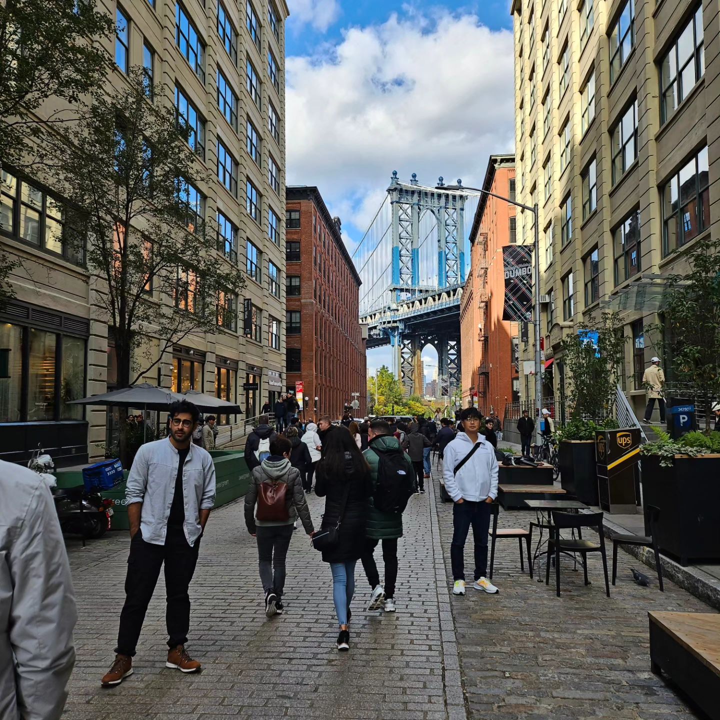 #newyork 
#dumbo
#dumbobrooklyn 

그 유명한  덤보에 가서
10분사진찍는데 지침

나는남편을모델처럼찍어줬는데
이사람은나를꼭4등신으로
찍어줘서 김 완전샌다
최소6등신은가야하는거아닌가

오가는 뉴욕지하철은
문화체험기분이었고
유색인종가득한 뉴욕은
익사이팅하지만
어쩐지 위협적이다

웃기도하고대화도하지만
1분만음식이늦게나와도
나인종차별당하는건가의심병이
ㅋㅋ

아무래도뉴욕커는 나와멀구나

내일은 자유의여신상 페리정복이닷