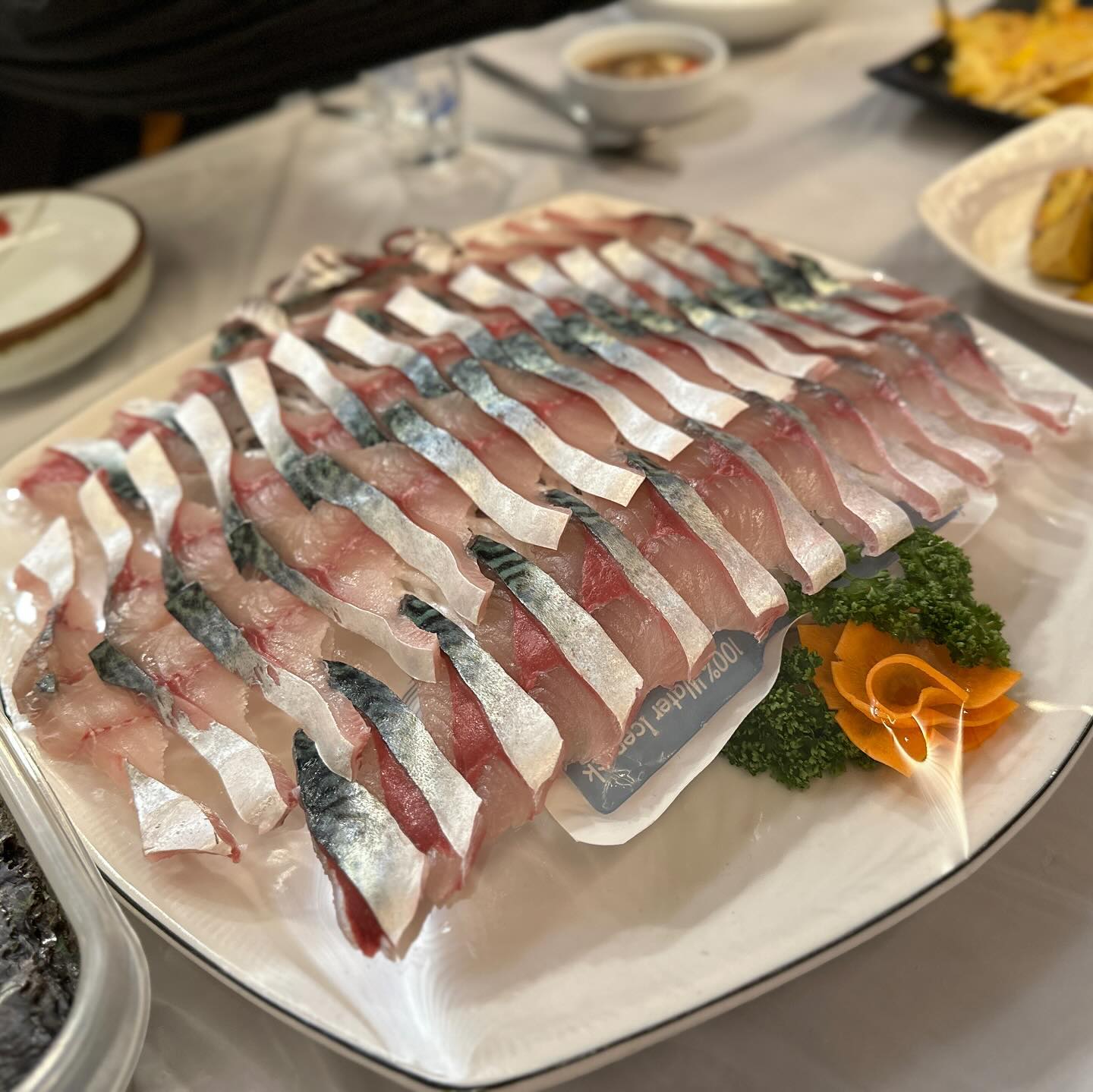 제가 매우 좋아하는 고등어회😋😋
제주도에서만 먹을 수 있다고 생각했는데
울산에서 먹을 수 있으니까 얼마나 좋게요❤️

시댁이 울산이라 일년에 두번은 내려가는데
매번 포장을해서 먹었는데
이번에는 시부모님 모시고 방문했는데✔️
가족 모두가 좋아해서 만족스러웠어요 진짜!👏🏻👏🏻

신선한 고등어회를 맛볼 수 있어서 좋았지만
같이 곁들일 수 있는 음식들도 매우 맛있어서
별미로 먹을 수 있다고 생각이 들더라구요💛

모두가 만족스러운 식사시간 너무 최고였어요
저희가 방문한 읍내해물점빵은 울산 갈때마다
방문할 생각인데 ,, 저희 동네에도 생기길바라요🫶

#울산고등어회#읍내해물점빵#울산데이트추천맛집#울산가볼만한곳 #울산포토죤맛집#TV방영맛집#울산맛집베스트 #울산맛집#명촌맛집#울산북구맛집#고등어회맛집#울산맛집추천#고등어회전문#울산해산물맛집#울산맛집탐방#고등어횟집