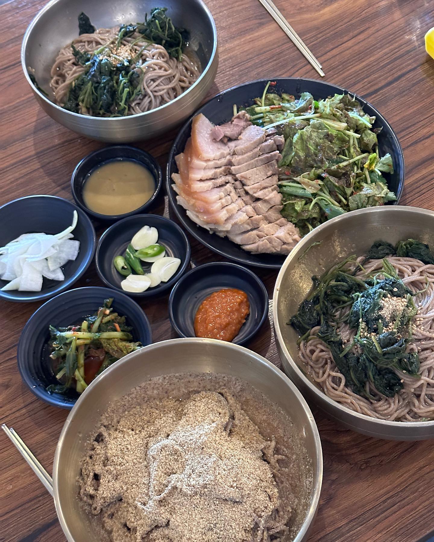 속초 먹부림 🎡🌊
하늘창우부부 덕분에 맛있는거 엄청먹음 

1. 속초남경막국수
막국수가 빨간양념일꺼라는 나의 생각을 바꿔준 맛탱구리
서울에도 지점이 있다던데 또가고싶다
들깨향과 국수소스가 너무 맛드러짐
맛집이라고해서 전통적일줄알았는데 엄청 현대적건물에 현대적인테리어

2.청초수물회
남편이랑 연애때 싸우고 급 여행와서 와본적있던 청초수물회
가족이 되어서 다시왔구려…생각해보니 내 마음을 잘 풀어줬었네..?
크 역시나 맛있다
사람도 많고 로봇이 서빙해줘서 아기가 좋아해서 좋았음
길어길어 소면도 육아템..🤣

3.속초중앙시장 & 속초소연이네조개구이 오징어누룽지
처음맛본 오징어누룽지 
바삭바삭 야식으로 너무 맛있었다
속초시장 구경하며 돌아다니면서 이것저것 사서 재미까지 💙

4. 단호박식혜
사람들이 많이 사는곳에서 샀는데 진짜 찐~~하고 맛있었다
아기도 너무좋아함

5. 작은 식당이였는데 이름 까먹었다
청국장이랑 반찬이 찐이였던곳
검색해서 유명한곳 사람많아서 시끄러울까봐 싫었는데
조용하고 맛있어서 행복했던기억

6.설악젤라또
창우 지인분이 하시는다고해서 더 깜놀
한국의 젤라또 부심이 높아질것같음
향도 맛도 신선

너무 맛있는 여행이였다 💙

#속초 #속초여행 #속초맛집 #속초남경막국수 #청초수물회 #오징어누룽지 #단호박식혜 #설악젤라또 #맛집기록