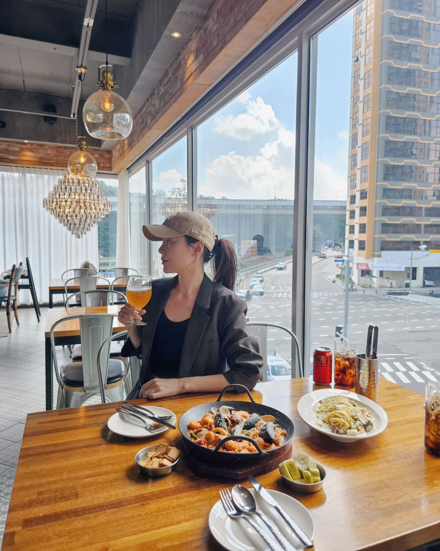 #광고
신선한 수제 맥주와 슈바인학센 맛볼 수 있는 매직트리브루어리 기흥점✨
선선한 가을 바람 즐기며 테라스에서 감성 가득한 시간을 보낼 수 있는 곳이에요!

최근에 메뉴가 리뉴얼되어서 신메뉴도 진짜 많아지고 시그니처 메뉴인 슈바인학센, 뿔뽀, 빠에야, 븨프브루기뇽, 코코뱅블랑도 진짜 맛있는곳인데 여기에 경기도 용인에 맥주 양조장에서 직배송 한 신선한 수제 맥주까지 곁들이면 행복 그 자체!!!
새롭게 들어온 국내 9가지 수제맥주 와 3가지 수입맥주까지 총 12종류이고 셀프 캡 시스템이라 원하는 메뉴 원하는 양만큼 즐길 수 있어 더 좋아요!!

단체 모임도 가능한 넓은 공간과 힙한 무드, 넓은 테이블 간격까지 다 좋았던 곳!!
이번에는 매콤한 거 땡겨서 빠에야랑 파스타 주문했는데 메뉴 다 맛있어요...🤍
독일 여행갔을 때 추억 가득한 슈바인학센도 여기서 맛볼 수 있더라고요!!
40분이상 공들여 만들어주니까 참고하세요!😘 저도 다음에 갈 땐 이 메뉴로 정함!!

깨끗한 화장실 + 주차도 편리하니까 #용인데이트코스 에 넣기도 좋은 곳입니다!
-
-
-
#용인맛집추천 #용인맛집 #용인가볼만한곳 #용인데이트 #용인핫플 #기흥맛집 #기흥구맛집 #기흥역맛집 #기흥구청맛집 #신갈맛집 #기흥데이트 #기흥역데이트 #용인수제맥주 #용인맥주 #용인기념일