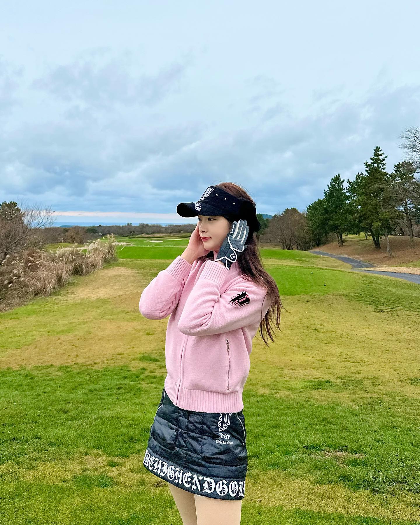 날씨눈치싸움성공 ! ❄️
이번주 중에 날씨가 젤루 좋았어요☺️
peltgolf 골프웨어 
따숩고 예뿌자나요💕

라온골프장 오전에 셀프 카트로 
이용할수 있어서 다녀왔는데
너무 재미있었어요! 
베스트드라이버 박캐디 열일해쬬 🏌️‍♀️
골프치랴 카트 운전하느라 바빴는데 
운전한다고 멀리건 몇개 챙겨주셔서 
행복한 롼딩이어뜸다 🚘🚘 

#펠트 #펠트골프 #PELT #PELT골프