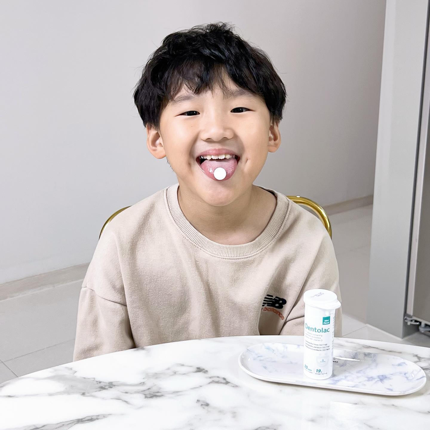 #협찬
가족 모두 같이 챙겨먹는 덴토락🫶🏻
캔디처럼 녹여먹는 락피도의
구강 유산균이예요 :)

치카치카 좋아하는 아이들이 많이 없잖아요🥲
영구치나니까 더 꼼꼼히 관리도 해줘야하고
덴토락은 유익균으로 입속 세균의
총 밸런스를 향상시켜주고
구강 내 정착하여 유해균 억제해준답니다

구강을 보호하는 바이오 필름 형성
플라크 생성균 억제 등을 통한
입냄새 감소를 도와주기까지 해요
유산균 10억과 비타민D도 포함되어
같이 챙겨먹는 효과가 있어요 !✔️

구취 제거와 입속 병원성 세균 번식 예방 효과가
입증된 덴토락으로 아이뿐만 아니라
온 가족 모두 같이 관리해봐요 👍🏻

lacfido_official 
#락피도 #락피도덴토락 #구강유산균 #스마일유산균 #구강건강 #양치습관 #구강관리 #어린이유산균 #키즈유산균 #온가족유산균 #가족유산균