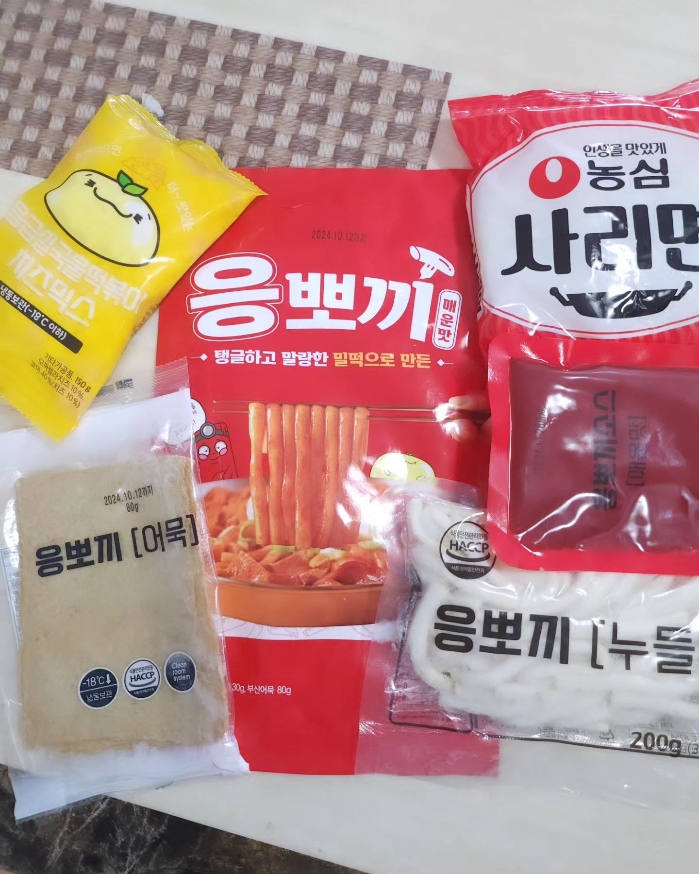 #협찬

평소에도 즐겨먹는 응떡!
응급실국물떡볶이 특제소스를 활용한 밀키트 제품 출시!
전국 어디에서나 맛볼수있게되었어요👏👏👏

응뽀끼 밀키트 2종으로 나왔는데요! 순한맛, 매운맛!
전 맵찔이라 순한맛이 적당히 매콤한게 딱이더군요
또 치즈폭탄으로 들어가서 덜 매웠어요!

순한맛맵찔이는 치즈로 카바되더군요🤗

조리방법도 간단했어요!
전 500ml 물에 치즈빼고 몽땅 다 털어넣고 조리해줬는데요!
마지막 치즈녹여 위에 뿌려주면 완성❤️

저녁을 간단하게 먹을수있어 좋았어요🥰

eungdduk_korea 👈

#떡볶이 #떡볶이밀키트 #응급실국물떡볶이 #응급실닭볶음탕 #응닭응떡 #응뽀끼 #치즈 #응떡하면치즈 #누들밀떡 #홈파티 #캠핑 #낚시 #여행 #간편식 #간편조리 #야식 #오늘뭐먹지 #술안주 #안주 #파자마파티 #떡볶이맛집