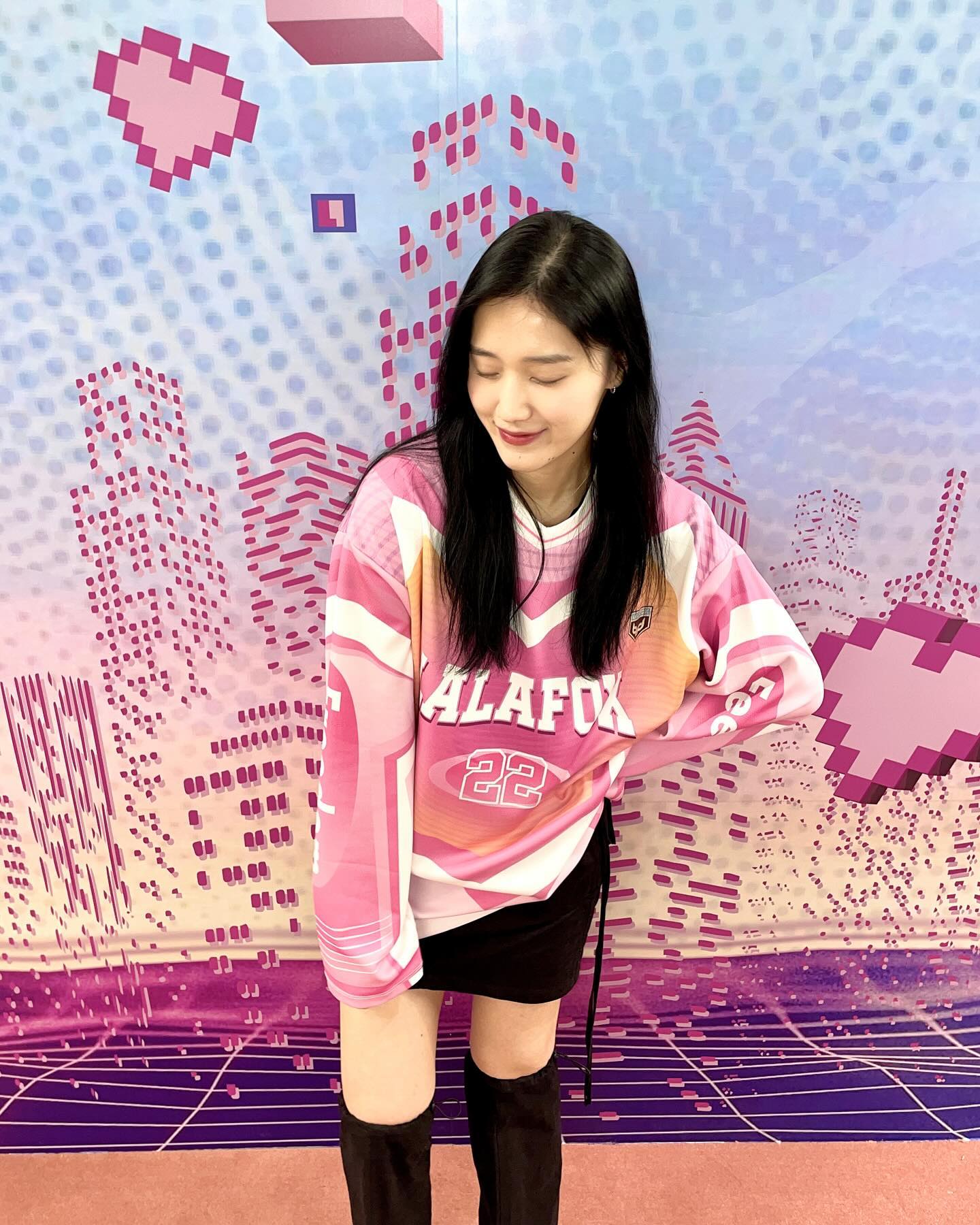 내가 앙큼 FOX로 변해볼게 얍 𓂃🦊𓈒 𓂂𓏸

/

라라폭스 팝업 따라갔다가 옷 입어보느라 시간 가는 줄 몰랐넹 𓆩♡𓆪 힙스터들은 못 참는 사커티부터 마지막 옐미 추천 래퍼 여친룩까지 다 내 옷이면 좋겠는데 ₊˚.ᐟ