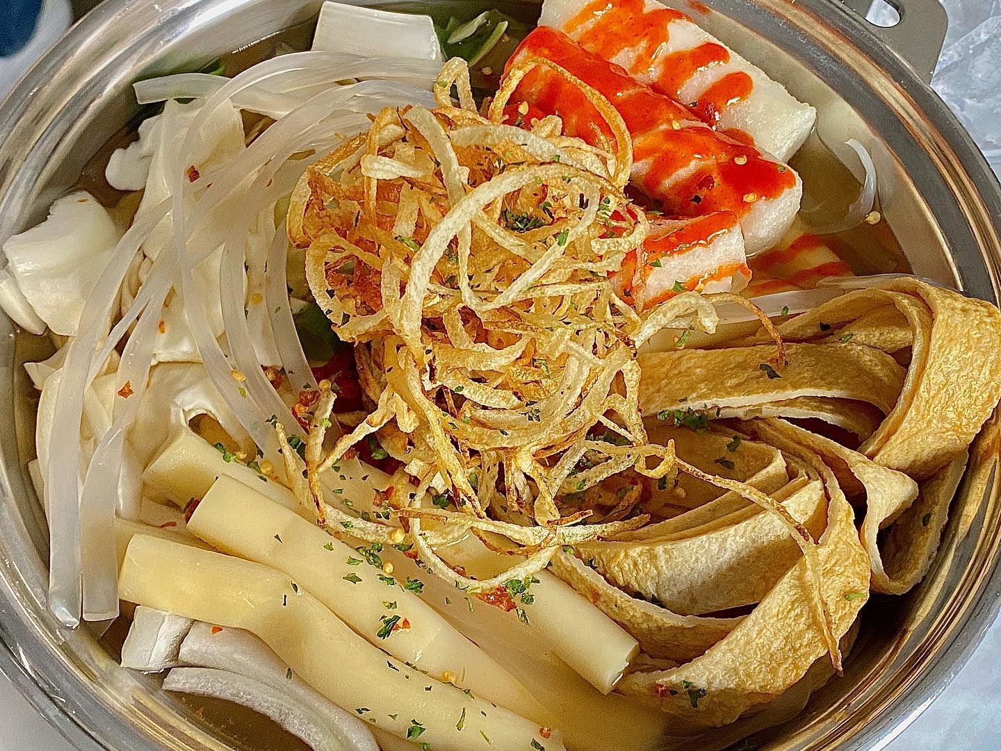 #빵미먹부림
<#오프트>_성수

칼칼 달콤한 즉석 떡볶이🤍
떡볶이 외의 메뉴도 맛있고 사소한 디테일이 귀여웠던 곳.

✔️OFTT 즉떡
가게 분위기가 귀여워서 떡볶이도 달달한 맛이려나 생각했는데 의외로 칼칼해서 질리지 않는 맛이었다. 밀떡, 쌀떡, 당면, 어묵 등이 골고루 들어 있어서 취향대로 먹을 수 있어서 좋았다! 
✔️키토김밥
그냥 먹기엔 삼삼할 수 있다. 그래서 떡볶이 소스에 찍어 먹기 좋았음. 마요네즈와 고추냉이가 최고의 조합이었다. 부드러워서 좋았음.
✔️허니버터갈릭감자튀김
다른 브랜드에서는 떡볶이가 너무 달아서 같이 먹기에 부담되는 사이드였는데, 떡볶이가 칼칼해서 정말 잘 어울렸음. 소스도 넉넉히 뿌려져있어서 최고.

🍴 서울 성동구 왕십리로10길 20 1층

#서울맛집#성수맛집#즉석떡볶이#허니버터갈릭감자튀김#키토김밥#성수분식