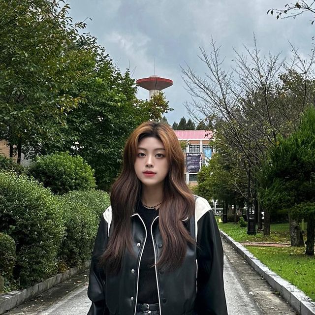 고은이예뻐! on Instagram: "#협찬 비건레더 100%로 소프트한 터치감과 은은한 광택감의 고급스러운 무드연출 가능한 비바브라운 트리밍 라인 바시티 레더 자켓🖤 이제는 진짜 엄