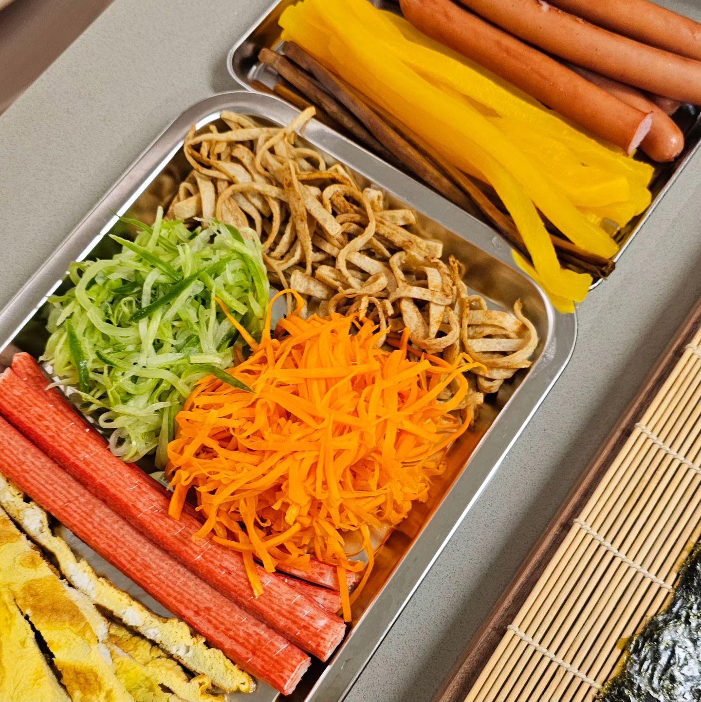 #집밥 #김밥

2주연속 출근(주말까지) 중인 남편...
나도 출근하는거 같은 이 피고감...🤣
이번 주말도 독박이지만 힘내봅니닷

기존 김밥스타일과 다르게 당근과 
오이를 채썰어서 만든 김밥이에요

채썰어서 만드니 확실히 식감이 더 풍부해 지네용! 

채썬 당근은 소금에 쩔인 후 물기를 짜서 사용하고
오이는 소금과 식초 약간 넣고 쩔여서 물기를 짜면
더더 맛있으니 참고하셔요!

소시지는 '존쿡 델리미트 롱 소시지'에요
그냥 먹어도 톡톡터지는 식감이 좋고
김밥에 넣으면 예쁜모양이 돼요ㅎㅎ
많이 짜지 않아서 아이들이 먹기도 좋습니다👍

.
.
#유아식 #이유식 #살림 #김밥만들기 #스타일
#육아 #애둘육아 #살림일기 #김밥레시피