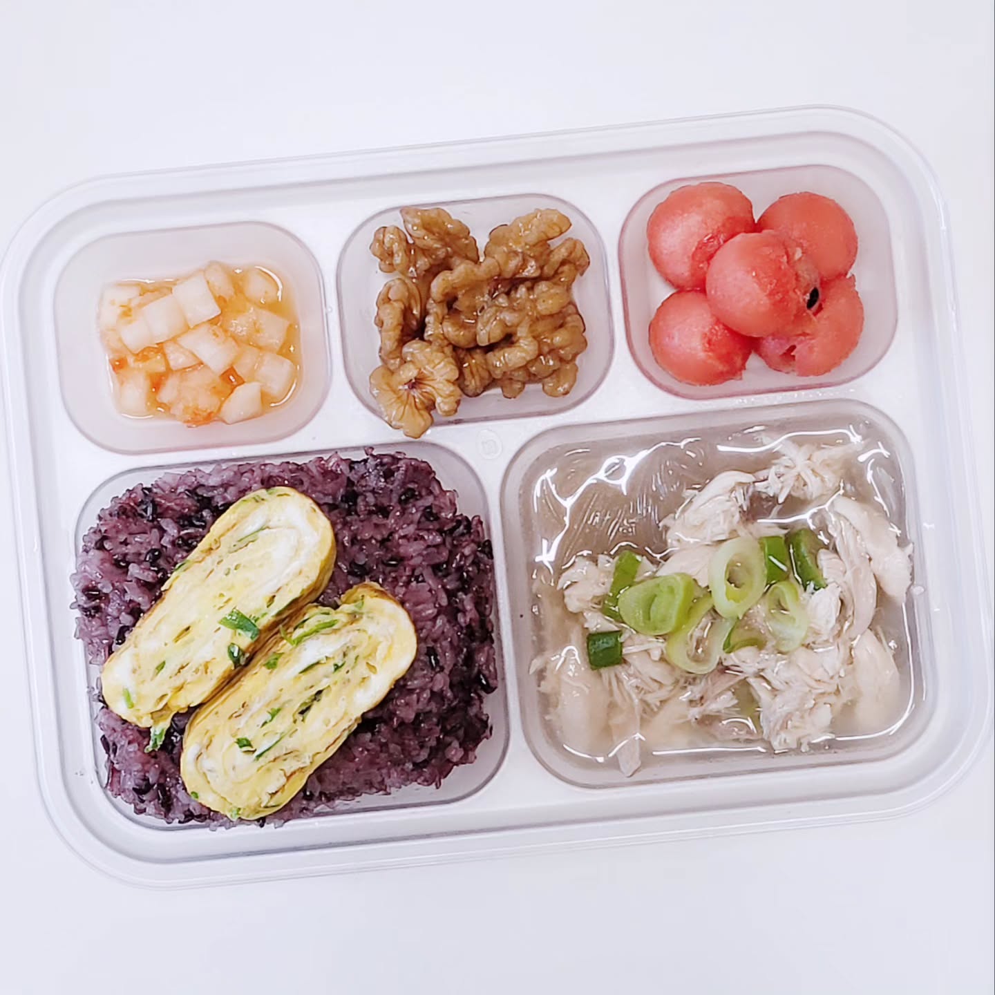 #별해유아식 #유아식 #얼라이언스8기 #제품제공
⠀
🍚🍴 깍두기,호두조림,수박,계란말이,닭곰탕
⠀
( +7Y / +5Y )
⠀
지난 #주말밥상 별이가 아침에 눈뜨자마자 수학 학습지해두고 한글해두고 응?? 이런날이 오는건가 싶었던 지날 주말 :)엄마는 덕분에 해리랑 푸-욱 자고 간만에 개운하니 눈뜨자마자 주방일 착착 ! 별이가 자신감있게 받아쓰기 해보자고 오늘은 100점 맞을 준비가 되었다고하는데..얼마나 귀엽던지💙 그냥 스스로 뭔가 했다는게 기특하고 뿌듯했던 요즘의 별님:)
⠀
🙍‍♀️엄마는 100점이 아니여도 찬별이 사랑하는거 알지?실수하고 틀리기도하는 별이도 사랑해,이렇게 스스로 해주는 별이가 자랑스러워💙
⠀
따뜻하게 안아주고 받아쓰기 하는데 아니 약간 회심의 일격같은 느낌으로 음악듣기,그릇,무릎 이런 단어 낸건데 다맞추는거에요??ㅋㅋㅋ엄마 당황.....틀리길 바란건 아니지만 이걸 맞춘다고!!??이러면서 채점했잖아요ㅋㅋㅋㅋㅋ덕분에 신나서 주방에서 점심준비 했고요.
⠀
닭곰탕에 넣어준 당면을 어찌나 잘먹는지😆
⠀
점심먹고 별이는 아빠랑 캐치볼에 축구 실컷하고 전화와서는 포켓몬고까지 한다며^^^
⠀
🧒100점 맞았으니까 포켓몬고 할 수 있을걸??
⠀
이러면서 아빠랑 포켓몬고까지 하고 집에 왔네요.1시에 나거서 5시 넘어서 집에 온 별이...100점 2번 맞으면 아주 난리나겠다 별아^^^게임까지 하고오라는건 아니였지만 또 이런날도 있어야 동기부여도 되겠지 넘어가봅니다ㅎㅎ신나는 월요일이네요,다들 월요팅😆💞
⠀
✔️깔끔 그 잡채 #네스틱 nestique.co.kr
⠀
✔️곰탕에는 #아기깍두기 #얼라맘마 ur_ra_mamma