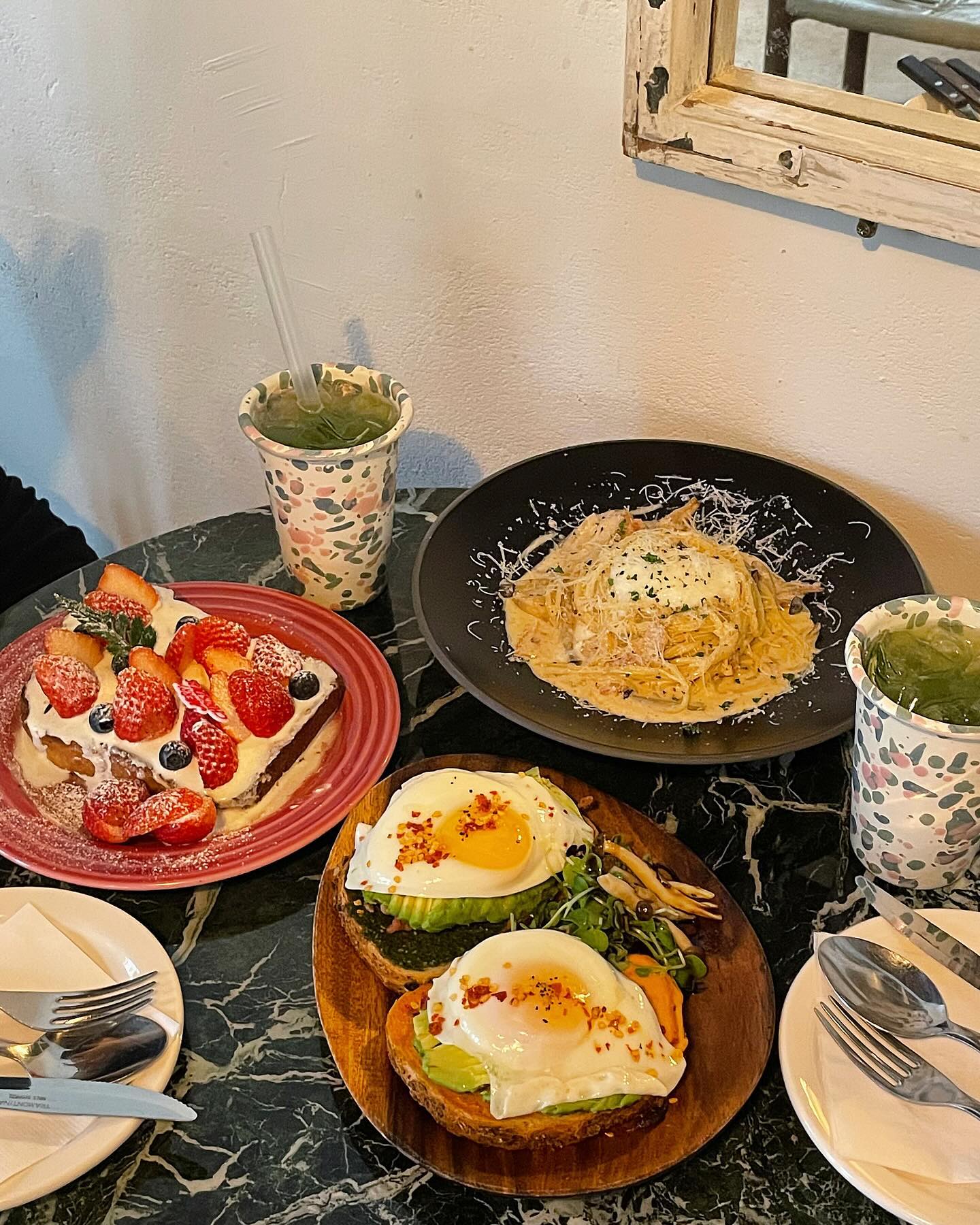 #연남동 #브런치 맛집 검색하면
무조건 한번씩은 보는 #카멜리아 #카멜리아연남 

친구랑 맛있는 브런치 먹으면서
즐거운 수다 나누니 시간 가는줄 몰랐던 하루💓

연말에 다녀와서 미리 네이버로 예약을 하고 갔는데
평소에도 사람이 많아서 예약 하고 가시는 걸 추천드려요🍽️