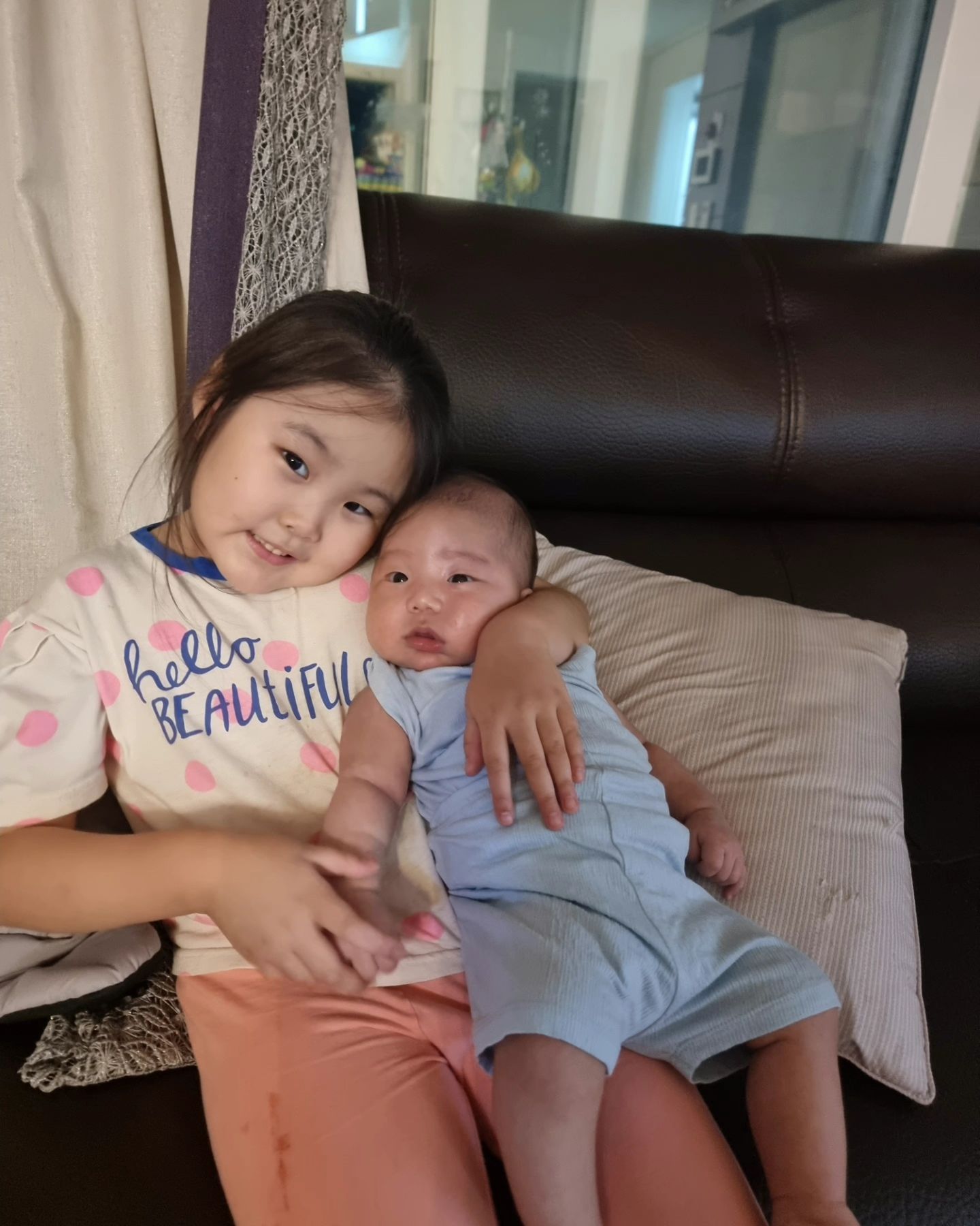 서울가서 많이 안겨있다온 또다미💙
누나들을 시작으로 외할아버지 외할머니
이모 이모부 또다미의 누나둘 엄마칭구들까지 🩷
.
.
사랑받는 아기 👶
모두가 이뻐해줘서 감사했던 6일😳
덕분에 육아가 너무 편안했당
특히 우리 예빈이랑 우리언니쵝오💛
서담이가 울면 입을 톡톡 치며 배고픈지 확인하던 우리 예빈이 ㅠㅠ
 언제이렇게큰거냐 제발그만커 ㅠㅠ🤎내새끼
.
.
.
#육아는품앗이
#아이하나를키우려면온동네가필요하다
우리 예빈이는 포즈가 #아역모델 뺨치네💛