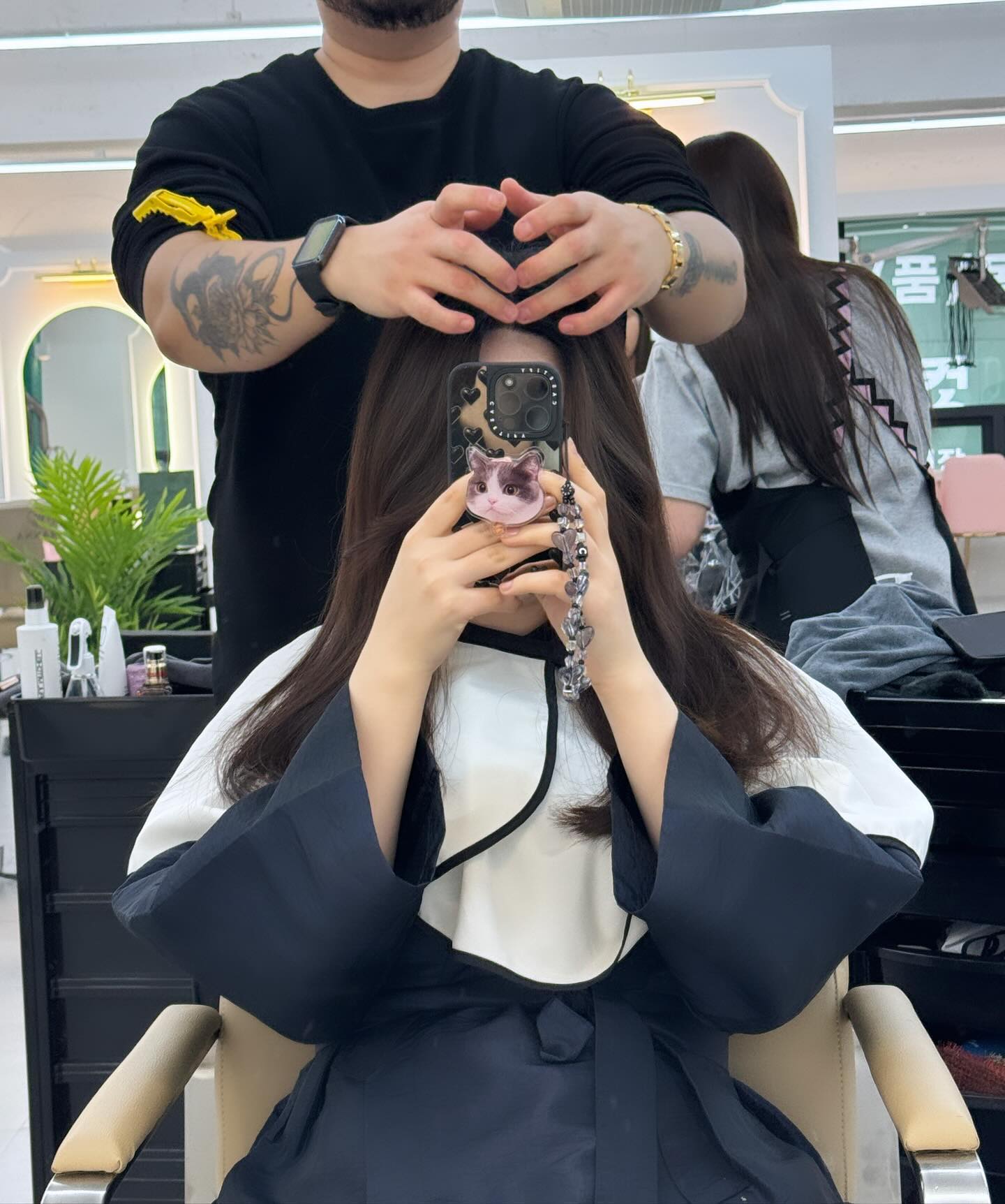 #협찬 #광고 #아만나헤어살롱연산점

연산동에 새로 오픈한 신상 핫한 미용실🫶🏻
요즘 너무 두피가 건조하고 가렵기도 해서
 #아만나헤어살롱 에서 #두피클리닉 
시술을 한번 받고 왔는데요~!
친절하신 태검 원장님이 두피클리닉 받기 전에
저의 두피 상태가 어떤지 꼼꼼하게 체크 하시고 난 뒤
각자 두피 타입에 맞는 두피클리닉을 진행해주셔요~!
저는 두피가 꽤 예민한편이고 두피각질이 일어나있는 건성 민감성 두피라 각질제거위주로 엄청 시원하게 스케일링까지 해서 각질제거에 힘써주셨구요~! 너무 시원한 쿨링감과 최신식 전신 마사지 기계에 누워서 스팀까지 해주니 두피가 살아나는 기분~~!!👍🏻👍🏻

⭐️진행 순서⭐️
두피상태 체크- 두피각질불리는제품 골고루 도포- 열스팀 기계로 두피모공열기 - 두피클리닉전용 전신 안마 리클라이너에 누워 두피각질제거 및 스팀 마사지 - 두피 전용 제품 마무리 도포 - 드라이

1시간정도 소요 됐는데 되게 꼼꼼하게 두피클리닉을 진행 해주신 태검 원장님은 저의 머리 상태를 보시고 옆머리가 많이 긴 것 같아 컷트도 세심하게 해주시고 끝까지 이쁘게 헤어 드라이도 해주셔서 너무 좋았어요~!! 실력도 솜씨도 최고였어요~!! 아만나헤어살롱연산점에는 두피클리닉시술시 사용하는 안마기 기능까지 있는 전용의자가 있어서 잠이 솔솔 올 정도로 아주 편하게 두피클리닉을 받을 수 있어요 샤워실 의자가 안마 기능이 있다니..! 넘 편하고 좋아서 여기만 갈듯하네요 대박대박 현재 오픈기념이벤트로 첫방문시 30프로 할인받아 시술받을 수 있구요~!!
”아름다움을 만나는 공간“ 아만나헤어살롱연산점에서 
나의 숨겨진 아름다움을 다시한번 만나보실 수 있답니다💓
연산동 세련되고 고급스러운 헤어 살롱 인테리어와 수준급 실력의 원장님들만 전문적으로 시술해주셔서 고객님들께서는 높은 만족도로 벌써 소문이 났더라구요~! 연산동 실력 있고 너무 예쁘고 편리한 신상미용실 아만나헤어살롱 연산점 넘나 추천드려요❤️

✔️부산 연제구 반송로 12 2층
📍연산역 12번 출구에서 86m
⏱️매일 10시-21시
📞문의 0507-1410-0923

#협찬 #아만나 #아만나연산점 #연산동미용실 #연산미용실 #양정미용실 #부산시청미용실 #거제동미용실