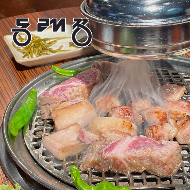 📍 망원 동래정

백김치, 와사비, 표고가루소금, 쌈장, 파김치,마늘종 장아찌, 명이나물과돌판에 담긴 마늘이 나왔다.고기가 구워지기 전 한입씩맛보았는데 간이 다 좋았음

✔ 정가브리(180g) 17,000
퍽퍽한 등심 살을 덧붙이지 않은 순수 100% 가브리살
✔ 동래 목살(180g) 16,000
고소한 목살 껍데기를 그대로 살린 미박통목살

목살이 왜 2인분부터 주문 가능인지알 수 있는 부분! 크기가 아주 두툼하고부위가 좋은 게 느껴진다.백탄으로 가득한 불 위에 올라가는돼지고기들이 아주 아름답다 ❤️‍🔥동래정은 멜젓을 뚝배기에 담아주는데말린 멸치로 만들어 비린 맛이 덜하다고 한다.그리고 적당히 짭조름해서고기를 듬뿍 찍어 먹어도 괜찮음먹자마자 밥 생각이 났지만이따가 먹을 히든 메뉴를 위해 참았다.백탄은 연기가 많이 나는 편이라후드가 중요한데 아주 잘 빨아들이고 있다.가브리살이 익어가고 목살은 큼지막하게삼등분한 뒤 더 익혀주셨다.숯불 향이 많이 베여 호불호가갈릴 수 있지만 나는 완전 호 🖤고기 크기도 큼지막하게 잘라주셔서육즙이 그대로 느껴진다.

✔ 정선 더덕무침 7,000
원래 더덕을 좋아하는 편은 아닌데구워서 고기랑 먹으면 맛있다는 걸 알았고여기 대표 메뉴길래 시켜봄구워 먹지 않아도 신선한 게 찬으로집어먹기도 좋음 ㅜㅜ마늘이랑 같이 구워서 고기랑 먹어도 찰떡이다.양이 제법 되기 때문에 3-4인이 갔을 때주문하는 것을 추천드린다.가브리살을 먹다 보니어느새 다 익어가는 목살들목살에 붙은 껍데기를 따로 구워목살과 함께 먹는 독특한 조합을 알려주셨다.육즙과 쫀독함을 함께 느낄 수 있다.

✔ 제주 산방 비빔밀면 7,000
밀면 나오는데 시간이 소요되는 편이라고기 주문하면서 같이 주문해도 좋을 듯!비빔인데 물냉 육수도 함께 주셔서 좋았다.여기에도 참기름 한 숟갈 넣어서 잘 비벼주면고소하고 상큼한 비빔 밀면이 완성된다.이거지 ㅜㅜ웬만한 밀면집보다 잘하는 것 같다 ㅋㅋ고기를 다 먹어갈 때쯤 버섯을 포일에 감싸구워주신다. 약간 후식 개념으로 먹는 느낌 ㅋㅋ소금만 살짝 찍어서 먹으면 또 감동이다.

✔ 공깃밥 1,000 -> 멜조림볶음밥
이게 바로 동래정의 히든 음식인 멜조림볶음밥이다. 공깃밥 하나만 주문하면 멜젓 남은 거에참기름 싹 둘러서 볶아주심!그냥 먹어도 맛있지만 이때를 위해 남겨두었던고기를 작게 잘라 올려먹으면 더욱 맛있다.

자세한 리뷰, 프로필 링크 가능⬇
https://m.blog.naver.com/syeonni/223204471021