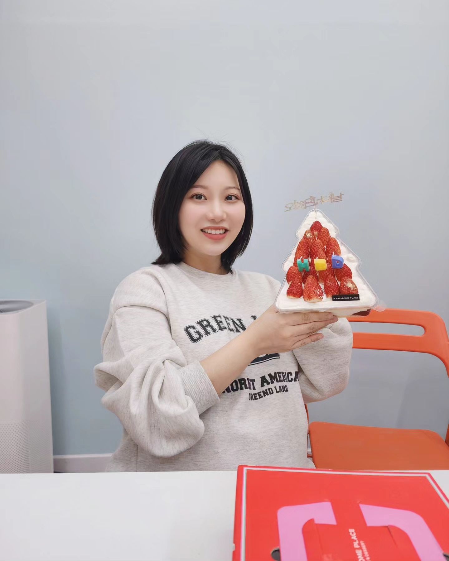 🎂
칭구들이 12월 제 생일엔 조리원에 있는다구 미리생일파티를 해줬어요🥹
케이크도 너무 예뻤구 크록스 넘넘 귀엽따,,,,🖤고마웡🖤
s.na_k x.ming_c 

#미리생일파티 #만삭임산부 #생일케이크 #투썸케이크 #만삭 #37주임산부 #임신37주 #임산부스타그램 #임신스타그램 #임산부일상 #임산부그램 #태교 #크록스 #겨울크록스 #지비츠 #생일선물 #선물