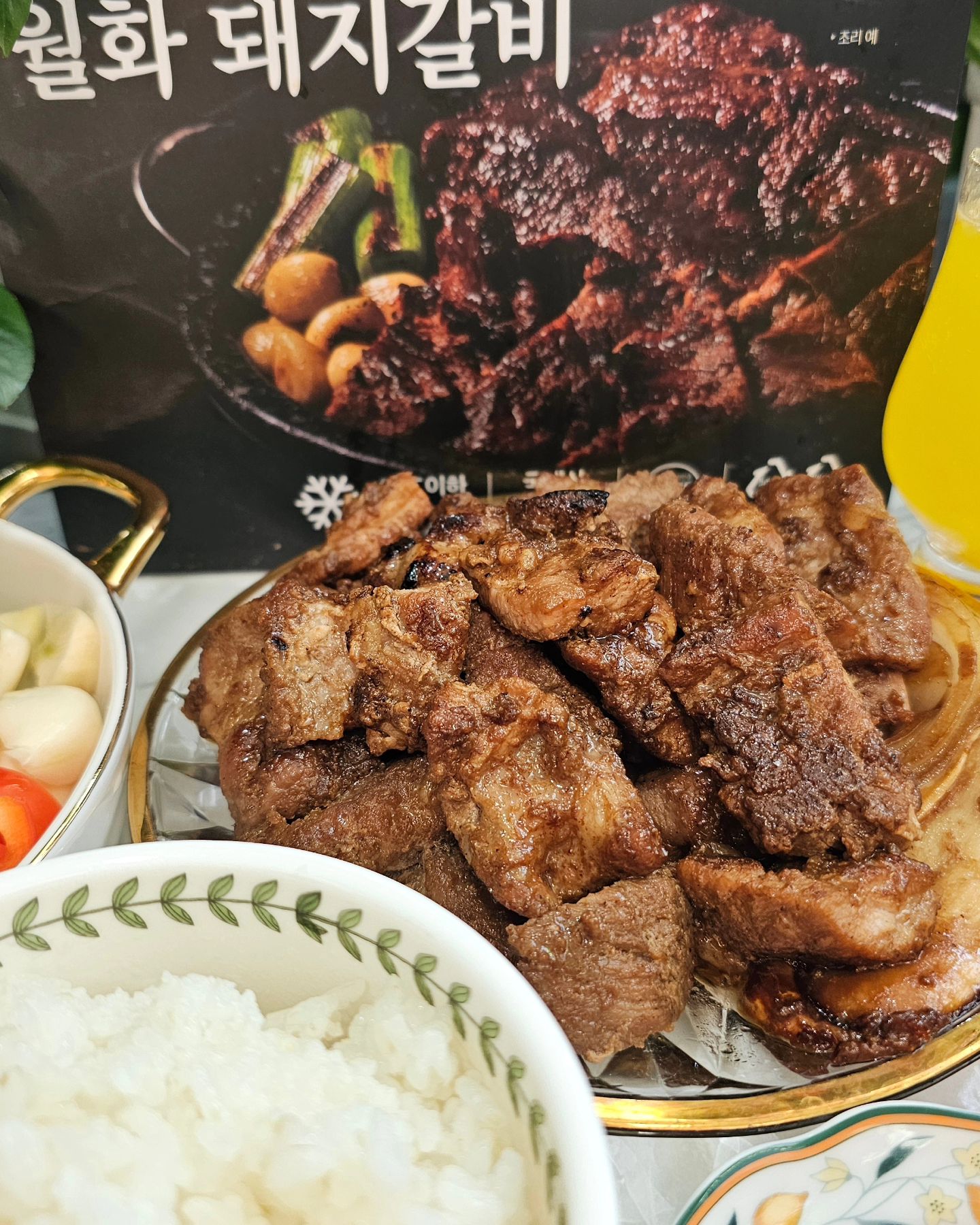 #협찬 ✔️자세한 후기는 oneday7.7 프로필 주소로💃

이제 웨이팅하지 않고 문래동 맛집을 우리집에서 즐길 수 있답니다🫢
2024 블루리본 서베이에 선정되어 검증받은 담양식 돼지갈비 전문점으로
품질좋은 국산 돼지고기에 35년 장인 비법을 담은 단짠단짠 양념에
밥 한공기 뚝딱 가능한 월화갈비로 설날을 즐겨보세요~💃

#돼지갈비 #월화갈비 #설선물세트 #돼지갈비택배
#갈비택배 #돼지갈비선물 #돼지갈비선물세트
#문래동맛집 #블루리본 #블루리본서베이 #블루리본맛집 #2024블루리본