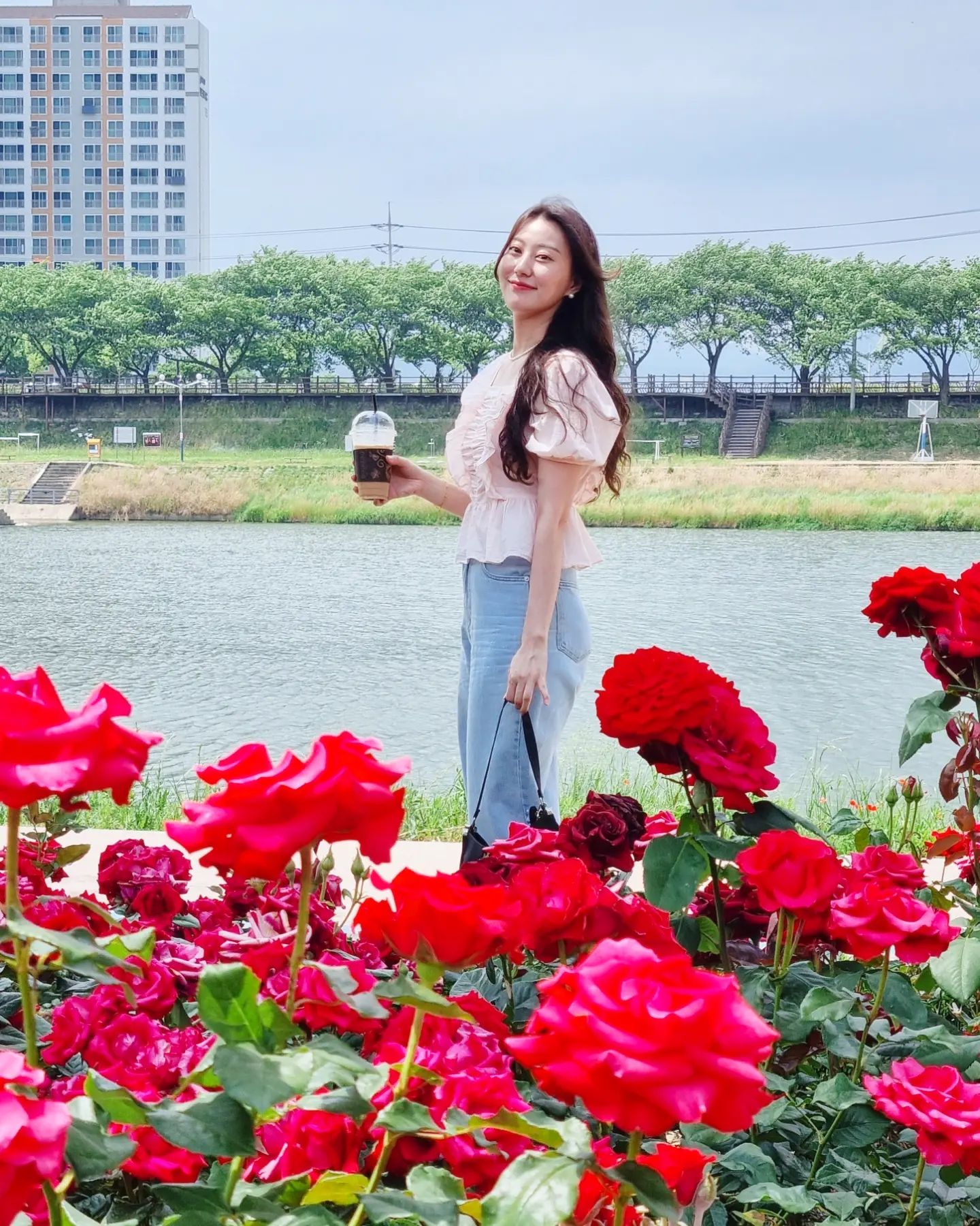 🌹 장미시즌 🌹

인님들 장미구경은 실컷 하셨나용?ㅎㅎ
요즘 핫한곳 가면 주차 대란인데 여긴
아직 유명세를 안탄곳이라 그런지 주차가
비교적 여유로워서 좋았습니다 !!
내년쯤엔 입소문나서 주차장이 미어터질지 몰라요😅

#장미 #경남장미
#장미시즌 #장미축제 #장미공원