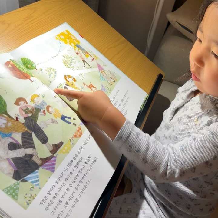 📚프뢰벨 리딩토탈 세번째이야기

최근 감정의 변화도 많고 섬세해진 축복이!
친구와 함께 놀 때도 단순한 놀잇감 싸움보다는
이제는 감정적인 부분에서 트러블이 생기곤 한다.

기분이 상하면 친구랑 안놀겠다고도 하지만
친구와 같이 놀아야  더 재미있고 즐거웠던 만큼
”함께“의 의미가 잘 담긴 줄거리의 책들을 골라
주말동안 읽어보면서 이야기도 해보았다.

남들은 양보하고 같이 잘 지내야 한다면서
자기는 생각해보겠다는 웃긴 애🤷🏻‍♀️ㅋㅋㅋㅋ

👧🏻🧒🏻👦🏻
- 꽃을 사랑하는 모리스
- 거인의 정원
- 코끼리코 미끄럼틀
- 함께라서 좋아(토탈시스템)

————————————————
#내돈내산프뢰벨 👍🏻
#프뢰벨 #리딩토탈 #프뢰벨리딩토탈
#리딩토탈수업 #리딩토탈엠버서더