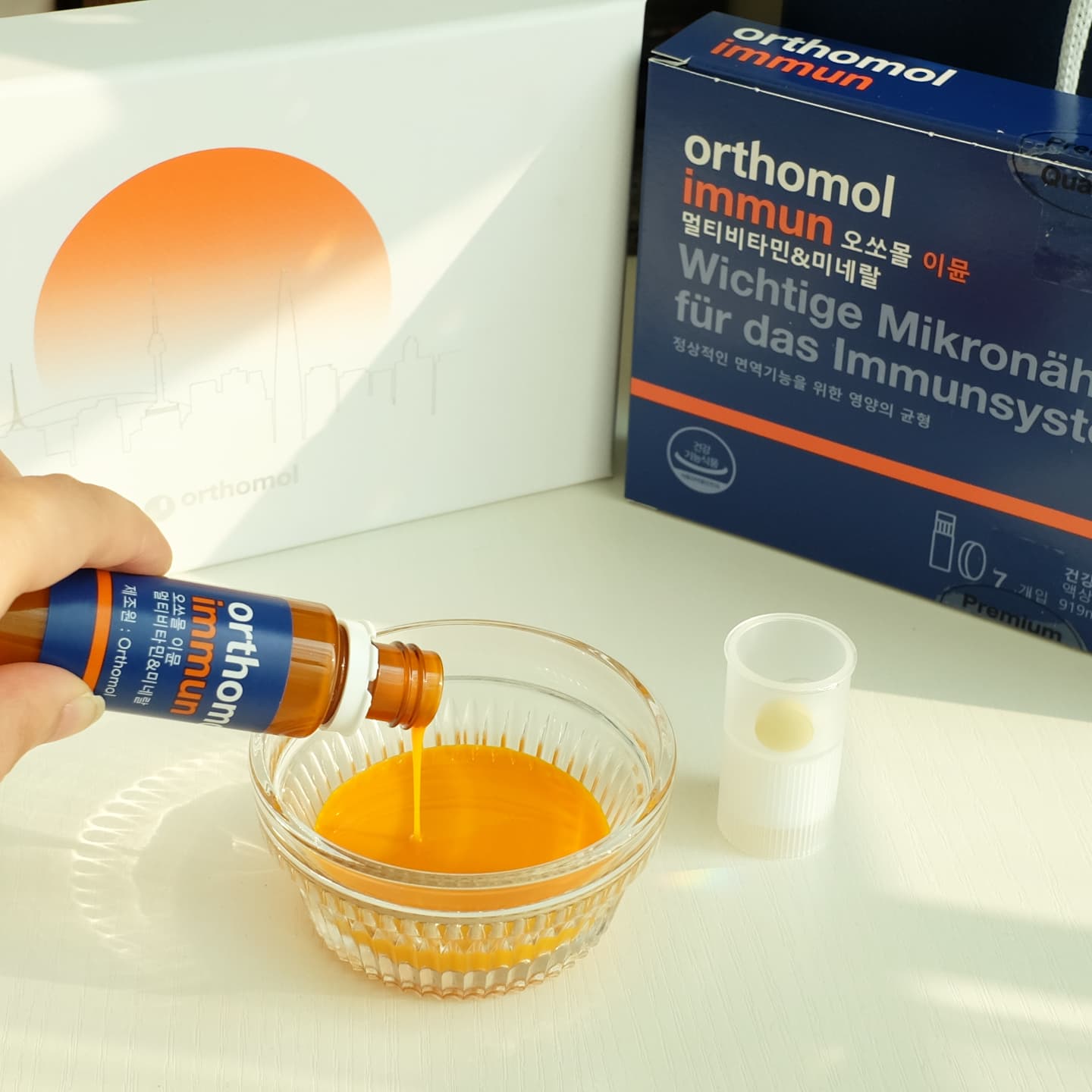 #광고 orthomol.official.kr
🧡건강과 감사한 마음을 전달하기 좋은 
오쏘몰 이뮨 설날에디션!!
저는 서울 에디션을 받았는데 
서울의 시티라인을 밝히는 새해의 해돋이를
담아 너무 고급스럽더라구요

고함량 프리미엄 이중제형 영양제로
액상은 영양소 14종을 담아 진한 액상이에요
100% 독일에서 생산되는 프리미엄 영양제로 
동아제약에서 공식수입하고 있어 검증된 
품질의 제품을 구매할수 있답니다

서울 에디션은 카카오선물하기 단독 리미티드 
에디션으로 7,14,30,60일분 등 다양한 단량 
구매 가능해요~!올 설 선물 고민말고 구매세요

 📍 제조원 : Orthomol(독일) / 판매원 : 동아제약㈜
ㅡ
#오쏘몰 #orthomol  #오쏘몰이뮨 #명품비타민 #설날 #설날선물추천 #설날선물세트 #새해 #영양제