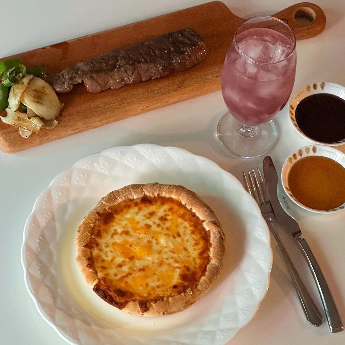 #협찬 glyde.co.kr 

혼자서 만들어본 오늘의 디너 낭만적…🍕🍸

간단하게 에어프라이기만 있으면 완성되는 콰트로치즈피자 한판과 재미있는 드라마 한편이면 혼자서도 즐거운 디너타임을 가질 수 있네요🌙 맛있고 간편한 콰트로치즈피자로 즐거운 저녁시간을 만들어 보시길 바래요😘

☑️ 글라이드 콰트로치즈피자🍕
- 치즈폭포라고 불릴만큼 넘치는 치즈양
- 냉동피자같지않은 피자퀄리티와 맛
- 자연 치즈의 풍미와 누구나 좋아할 피자소스의 조합
- 아이들에겐 음료와, 어른이에겐 맥주와 찰떡궁합
- 160도 에어프라이기에 20분만 돌려주면 간단완성

#냉동피자 #글라이드 #글라이드피자 #콰트로치즈피자 #glyde #치즈피자추천 #피자추천 #치즈폭포피자