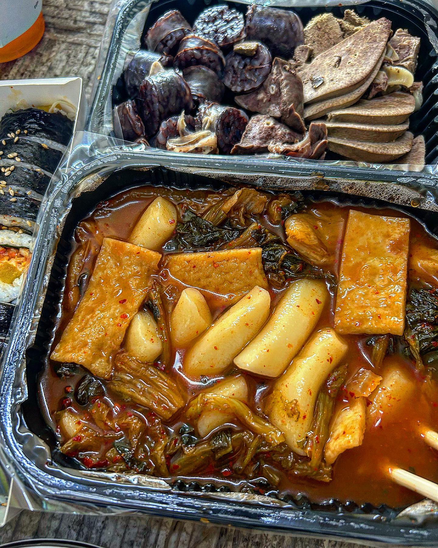 해당떡볶이 갑 #태우네분식

해장도 필요하고 떡볶이도 먹고싶을땐 #시레기떡볶이  고! 
말캉한 밀떡에 어묵, 무, 시래기 구성으로 여기 떡볶이는 
숟가락으로 국물까지 퍼서 팍팍 먹어야 맛있어요 
순대 내장도 싱싱하구 직접 튀긴 야채튀김은 크고 바삭 굳! 
시래기 추가는 선택아닌 필수입니다😉✨

#대구떡볶이맛집 #떡볶이 #떡볶이투어 #떡볶이맛집 #해장떡볶이 #해장스타그램 #해장음식 #순대 #대구현지인맛집 #대구맛집 #대구맛집추천 #대구동성로맛집