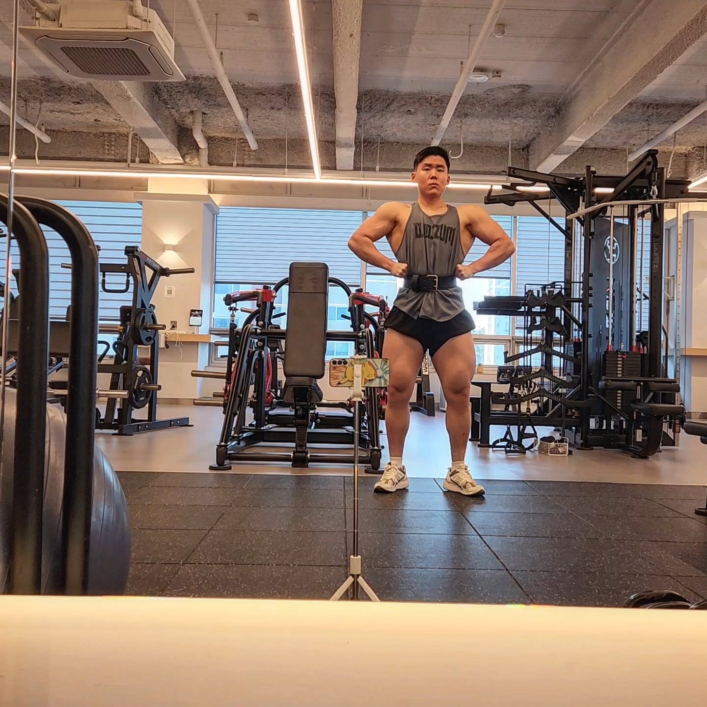 오늘 생일인데 근육좀 선물해주세요
선물로 근육 200구람씩만 주세요
150구람도 좋습니다 근육선물 환영합니다

#머스콜로 나시 착용후 밀고당기고 
뷔페식으로 운동 완료!!

상의=머스콜로 나시 카키 블랙
muscolo_company
파임 정도가 적당해서 지방을 숨길수있습니다
아주 완벽하게 사기칠수 있습니다👍

#머스콜로 #머스콜로서포터즈 #짐웨어는머스콜로
#짐웨어추천
.
.
.
.
#근성장을위해 #소원을빌어요 #근육성장
#지방은 #환불