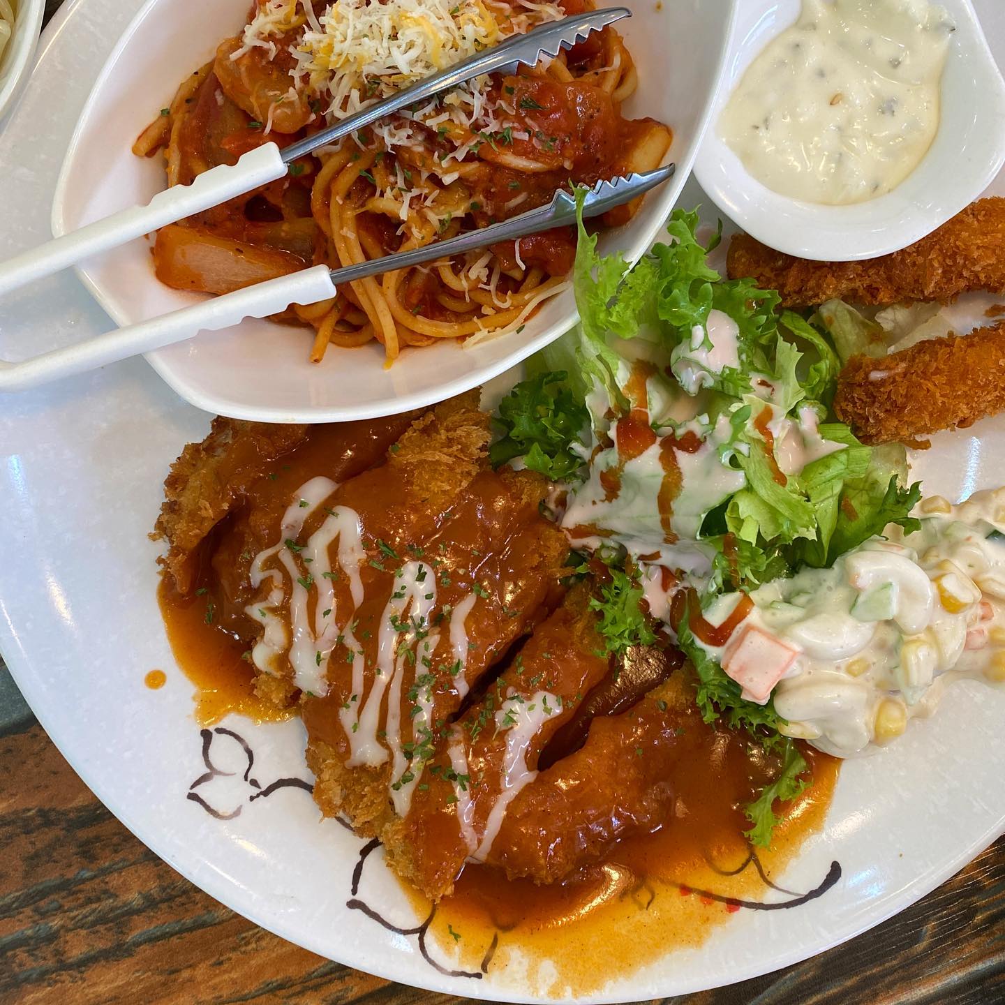 #힐링돈까스 #청주힐링돈까스
분명 돈까스 집인데 #쭈꾸미볶음 이 정말 맛있던 곳
돈까스 먹을까 해서 들렸는데 쭈꾸미세트가 있어서 홀린듯 쭈꾸미세트를 주문했어요 물론 돈까스도 세트 구성에 포함!!
2인이상 가능이라 이때다 싶어 주문했는데 
구성이 정말 알차서 배찢어질뻔했네요 
냉모밀 진짜 좋아하는데 세트에 포함이라 다양하게 먹을수 있어서 좋아요 

🐙쭈꾸미볶음은 불맛 화라락에 쭈꾸미도 양껏 들어가있고 매운거 못드시는 분들은 돈까스에 나오는 마카로니 샐러드나 
타르타르소스 찍어먹으면 훨씬 덜맵고 부드러운맛으로 즐길수 있어요

힐링돈까스는 셀프바가 장점인데 샐러드, 프렌치토스트, 요거트, 비빔국수, 스프 등 다양하게 무한으로 즐길수 있어서 좋아요 
남편이 회사 근처에 이런집 있었으면 대박났을거라고ㅎㅎㅎ