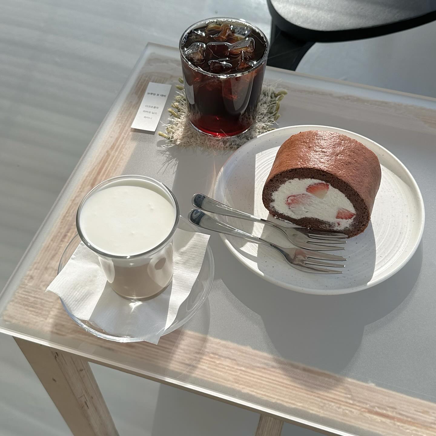 필터커피 + 롤케이크 조합 = ❤️
산미없이 고소한 원두를 좋아하신다면 브루잉 포 데비 메모📝
커피맛이 진짜 깔끔 ˚。˳✧༚
초코무스 먹어보고싶었는데 솔드아웃ㅠㅠ다음에 다시 가야지
스웻츠밀크는 고소한 라떼와 달달한 크림이 잘어울리는..🤍
꼭 드셔보세요✨
.
.
.·˖*·⑅♡ sweatscoffee ♡⑅·˖*·.