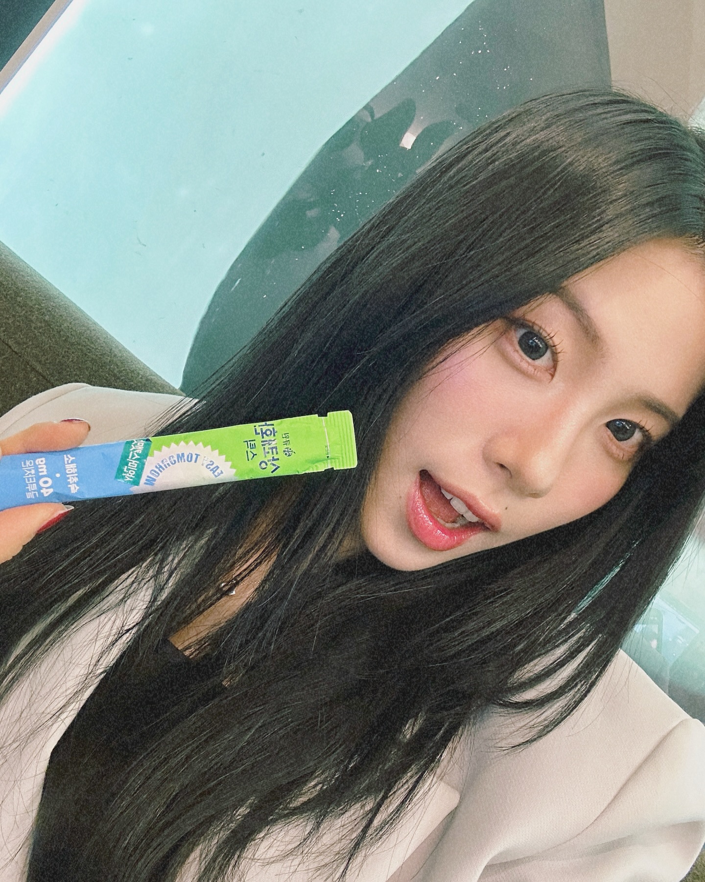 #협찬
전 알쓰라 숙취해소제품은 필수.. 완전 필수인데요..

큐원 상쾌환은 이미 너무나도 유명하죠?!
이번에 상쾌환과 상쾌환스틱이 리뉴얼되어 출시했습니다! 특히!! 새로운 2가지 맛 출시!

샤인머스캣맛, 복숭아맛 너무 맛있어서 이게 정말 숙취해소제품이 맞나..싶었습니다..
샤인머스캣맛은 정말 찐한 샤인머스캣 향이 나고 상큼했어요! 복숭아맛은 달달하니 기분이 바로 좋아져요..
 
맛은 총 4가지입니다! 망고맛, 사과맛, 샤인머스캣맛, 복숭아맛!! 개인적으로 제 pick은 샤인머스캣맛!
 
식감이 그리고 미쳤어요.. 탱글탱글 완전 맛있는 간식 먹는 기분!!
+ 이번에 리뉴얼 패키지는 디자인이 키치하고 비비드해서 가방에서 꺼내면 다들 귀엽다고 하더라고요!!
 
상쾌환 스틱은 글루타치온 성분과 밀크씨슬추출분말, 아티초크추출분말 등이 함유되어 있어요!
글루타치온은 숙취원인물질로 알려진 아세트알데히드의 빠른 체내 분해와 체외 배출에 도움을 줍니다!
그 덕분에 제가 여태껏 숙취 없이 술자리에서 무사히 잘 돌아갔나봐요..
 
술 먹기 전 상쾌환 스틱 챙겨가서 사람들에게 나눠주면 그날은 여러분이 핵인싸되는겁니다 ㅎㅎ
전 주로 가방에 챙기고 다녀서 술자리 전에 꼭 하나씩 먹어요!
 
물론 여러분! 과도한 음주는 건강을 해칩니다!
 
 

<상쾌환> 유통전문판매원 : ㈜삼양사, 제조원 : ㈜네추럴웨이, 이앤에스㈜
<상쾌환스틱망고맛/상쾌환스틱사과맛/상쾌환스틱샤인머스캣맛/상쾌환스틱복숭아맛>
유통전문판매원 : ㈜삼양사, 제조원 : ㈜네추럴웨이 포천 제2공장

#큐원상쾌환 #상쾌환 #상쾌환스틱 #숙취해소 #숙취해소제품 #술자리필수템 #상쾌환리뉴얼 #상쾌환스틱신제품