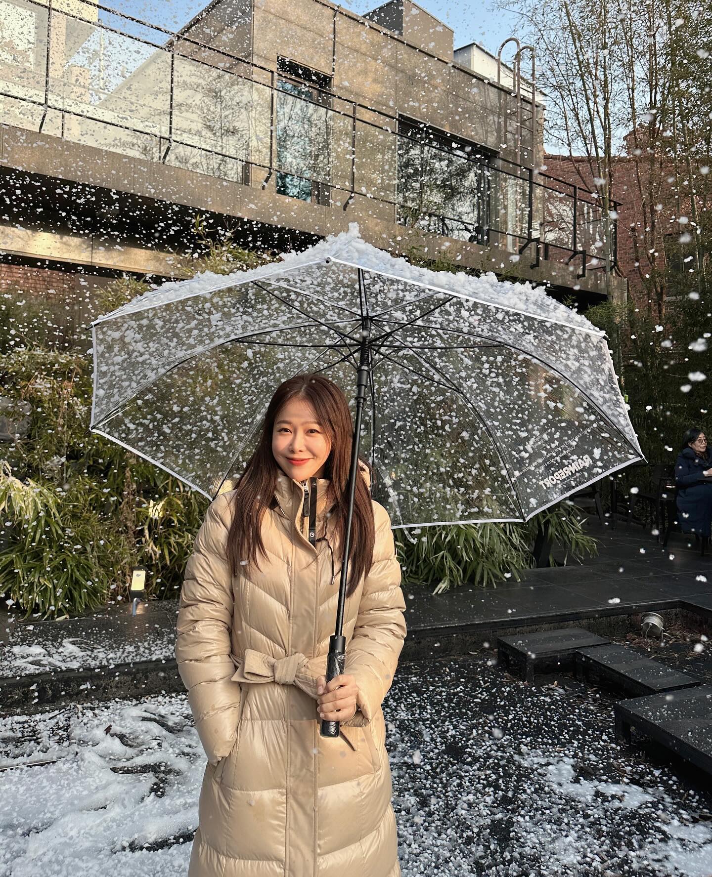 With Snow❄️

눈 보고싶어서 눈이 내리는 카페 다녀왔는데
그 뒤로 매일 눈이오네요🩵
가벼워서 손 많이 가는 패딩도 맨날 입고있어요💛

#눈오는카페 #눈온다 #snow #겨울왕국 #한남동카페 
#한남동 #우산 #카페 #레인리포트