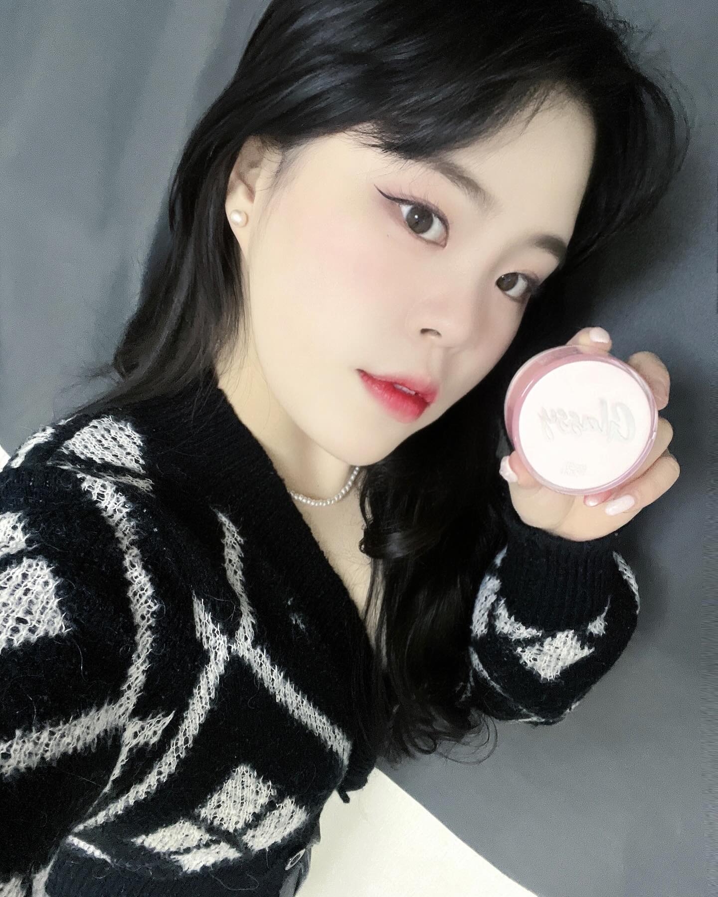 #협찬 #제품제공 #인플루언서 

<터치인솔 프리티필터 글래시 스킨 밤>

The Best Moisturizing Cream 
for Ultra-hydration

요즘들어 더욱 차갑고 건조한 날에
필수적인 글래시 스킨 밤!

🌸사용후기

타사 크림들과는 달리
남는 느낌이 없고 흡수가 빠릅니다!

생얼에도 광나는 피부에 더불어
화장도 잘 먹을 수 있도록
수분을 잘 채워주는 제품!!

휴대용으로도 편하고
트렌디한 디자인으로 예쁘기까지!

🌸 제품설명

• 로션+에센스+크림+프라이머 4in1 멀티크림
• 발림성은 가볍지만, 풍부한 보습감을 선사하는 광채 수분 프라이머
• 바르는 즉시, 얼굴에 입체감을 더하는 예쁜 윤광 표현 필수템
• 건조하고 각질 들뜰 때, 어떤 베이스든 쫀쫀하게 밀착되는 #환절기메이크업프렙필수템
• USP: 메이크업 지속력 Up, 각질/피부결 정돈, 기름지지않는 수분광