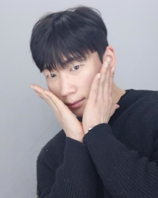 매일 매일 쉬지않고 일하기😅

어려서부터 동생이랑 집도 없어서 힘들게 살고
길거리에서도 겨울에 잠도 자보고 
찜질방에서도 같이 빨래도 해보고 찜질방에서
따듯하게 지낼 수 있는 곳이 있다는 것에 행복했고
배고파도 하루에 한끼만 먹을 수 있다면 감사했다
어렵고 힘든 시간들이 있었지만
늘 같이하고 믿어줬기에 나쁜길에 빠지지 않고 
많이 발전하며 살고 있다🥹

이시간들이 나에게 있었기에 지금까지 힘든 순간이
와도 언제나 쉽게 이길 수 있었고 지금도
내가 살아있음에 전보다 발전했음에 감사하며 산다.

남들보다 쉽지않은 시작이였지만 이제는 누구보다 더
열심히 살아서 !!!
이젠 가난을 진짜 끝장을 내보겠다
더어어어어어 열심히 잘 살아보자😀
내가족 내지인 내주변 나를 믿는 사람들 다 사랑해❤️