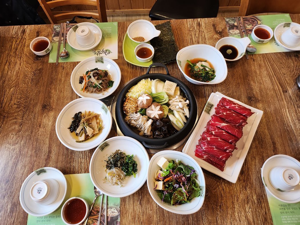 #광고
가성비 순천맛집 열무밭애
온가족 특선요리 샤브샤브로 주문완료✨
각종 버섯의 향연으로 푸짐한 샤브샤브
고기랑 버섯같이 소스에 찍어서 뇸뇸🍄
배불러도 칼국수 면 사리 필수죠
추운날 따뜻한 샤브샤브먹으니 녹는다 녹아~💛

#순천맛집#순천신대맛집#순천보리굴비
#순천국가정원맛집#순천쌈밥
#신대지구맛집#열무밭애