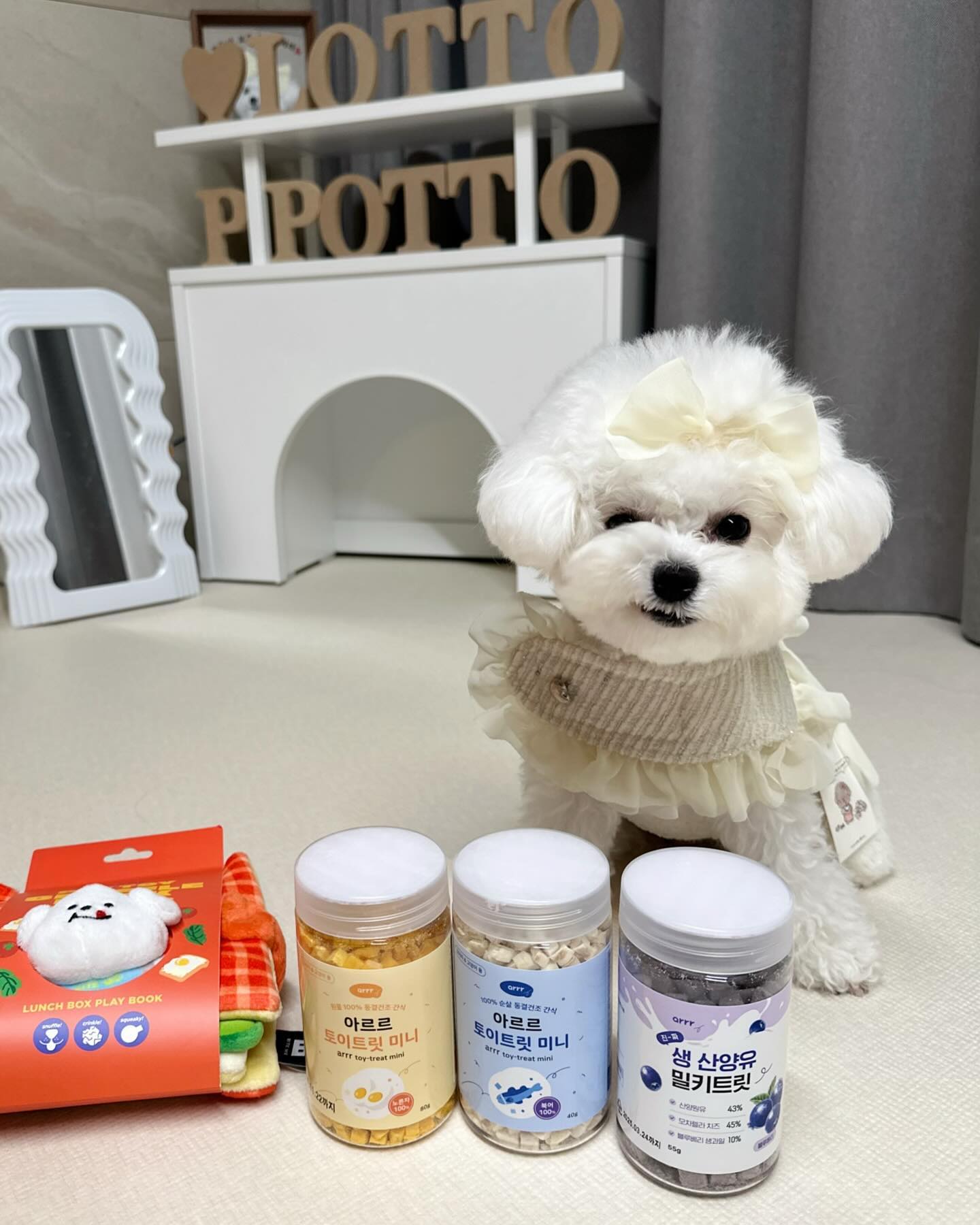 로또생일선물 도착🎁

울수연임오가 로또생일이라구
노즈워크랑 간식, 샤랄라꼬까옷까지
잔뜩 선물보내주ㅓ떠요😭

우리임오가 채고야 채고
임오 맛난거 머그러가쟈 로또가쏠게?🍃 
삼촌은 쪼꼼사랑하고~ 
임오는 하늘만큼 땅만큼 사랑해💛

.
.
.
🎁 _suyeonsu 🥰
👚 cokemill