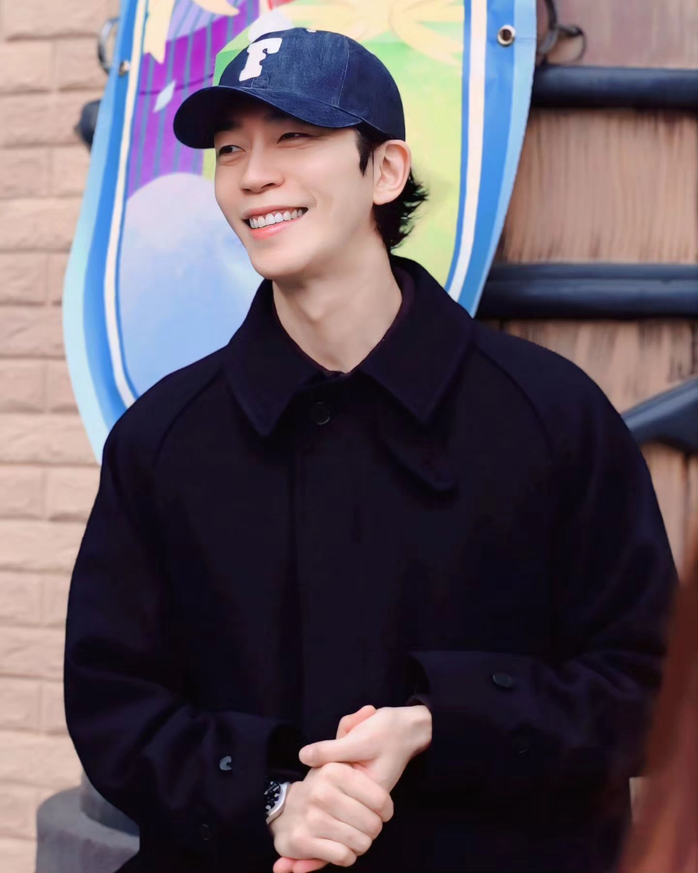2024.03.03 14:00 뮤지컬 드라큘라🧛‍♂️ 
서울공연 마지막 낮공 후 #신성록 배우님 퇴근길 

이 날은 정말 선물같았던 드라큘라 서울공연이 끝난날.. 
오랜만에 배우님 민낯+퇴근길이라서 그런지 공연이 끝난 슬픔도 있었지만 엄청 설렜다고 합니다><
카메라가아닌 일반 휴대폰이라 화질이랑 갬성이 떨어지지만..
배우님 용안이 다 햇슈..빛이나여.. 💫

다음주 수요일부터 시작될 대전, 부산 드라큘라 지방투어공연 모두 사고없이, 다치지않고 무사하게 공연이 끝 마치실수 있길 
간절히 기도 하도록 하겠습니다 🙏 💝
근데 드라큘라 안끝나면 안될까요..? 😭😫

#뮤지컬 #드라큘라 #샤롯데씨어터 #서울 #잠실 #취미 #일상 #뮤덕 #신성록배우님 #록큘 #톡큘 #드록큘라#❤️