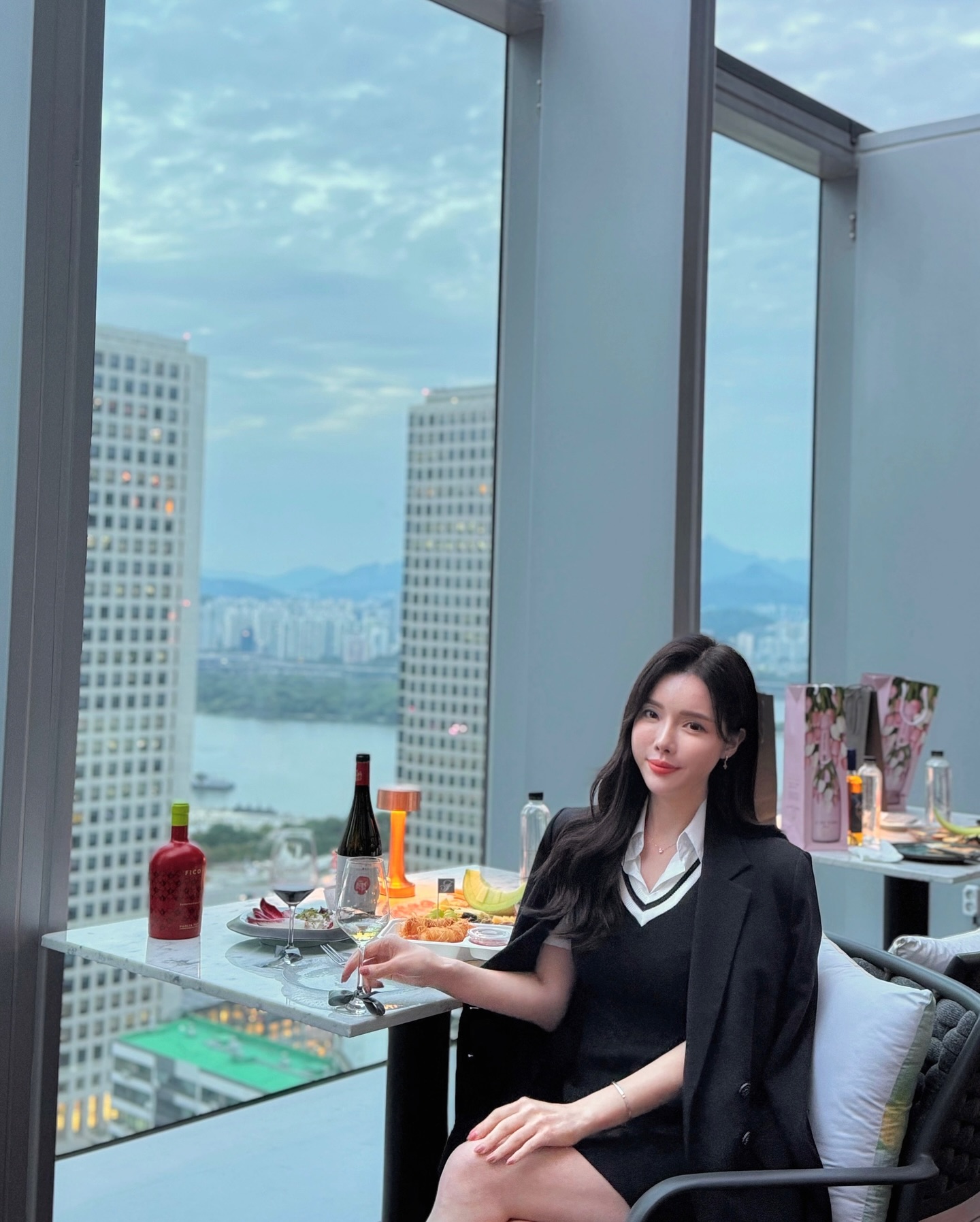 * GRAND WINE FAIL 🦋
4계절 중 가장 좋아하는 선선한 가을 날씨🍂
그리고 애정하는 마리포사에서 와인 페어라니요🫶🏻

정신 없던 기존 와인 페어들과는 다른 분위기의 그랜드 와인페어가
이번에 1회로 처음 페어몬트 마리포사에서 열렸는데요.

페어몬트 마리포사는 제가 최근 1년간 7번 정도? 갔더라구요?😂
여긴 실내도 고급스러운데 요즘 날씨엔 정말 테라스가 아름답거든요.
이번 와인페어는 양쪽 테라스 공간도 사용되어 실내의 재즈공연은 
물론 테라스의 아름다운 야경도 즐길 수 있었는데 ✨🌙
프리미엄 와인을 맛볼 수 있는 티켓까지 주어져 더 좋았어요😉

이런 아름다운 곳에 PNS 의 이태리 와인이 빠질 수 있나요🥂
특히 제 테이블에 있는 PUGLIA POP FICO는 
이제 다가오는 연말 크리스마스 시즌 와인으로도 딱이에요🎄

벌써 추워진 날씨에 연말 분위기가 일찍 느껴질 것만 같은데요.
쌀쌀한 가을 겨울엔 크리스마스 같은 ‘풀리아 팝 - 피코’한잔 곁들여
사랑하는 사람들과 함께 따뜻한 가을 겨울 보내기로 해요🥰

pns_wine_company 
fairmontseoul 
mariposa_m29 
daegeonl 

#페어몬트앰배서더서울 #페어몬트마리포사 #마리포사 #m29bar 
#마리포사m29 #그랜드와인페어 #호텔와인페어 #pns와인
#이태리와인추천 #크리스마스와인추천 #연말와인추천 #연말데이트