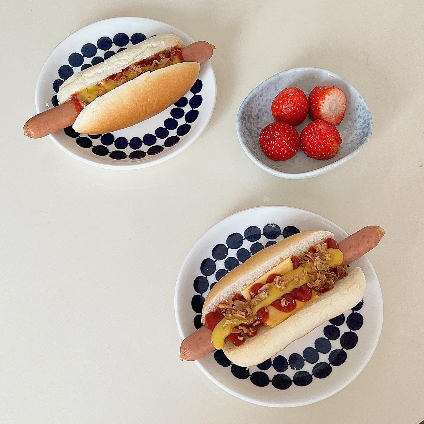 ◡̈ 

▫️토욜 아침: 이케아 #핫도그
▫️토욜 점심: #참치김밥
▫️토욜 저녁: #두부조림 #제육 #계란찜

이케아 갔다가 핫도그재료 사왔는데🌭🌭
(소세지, 핫도그번, 어니언후레이크) 
총 15900원인가밖에 안하고 소세지는 15개?
번은 12개정도 들었어요. 물론 사이즈가 그자리에서
한 세개는 만들어먹어야 배가 좀 차나?싶지만..
그리고 의외로 소세지가 돈육 90후반퍼센트에요!
바쁠때 진짜 짱!! 만들어먹는데 10분도 안걸려요👍👍

머 다이어트 관점으로 봤을때.. 소세지외에는 장점이 없지만
설명이 장황한 이유는 ㅋㅋㅋ 걍 내맘에 들었기때문🤭

일하는데 점심은 깜빡하고 안챙겨서 김밥 사다가 먹었고
저녁은 집에 와서 오빠표 제육, 계란찜과 엄마표 두부조림으로
맛난 밥 먹었어요.💖

배부른데 왜 과자 쭈워먹고있지.. 정신채려!

✔️ 김밥은 #합정 #참바른김밥