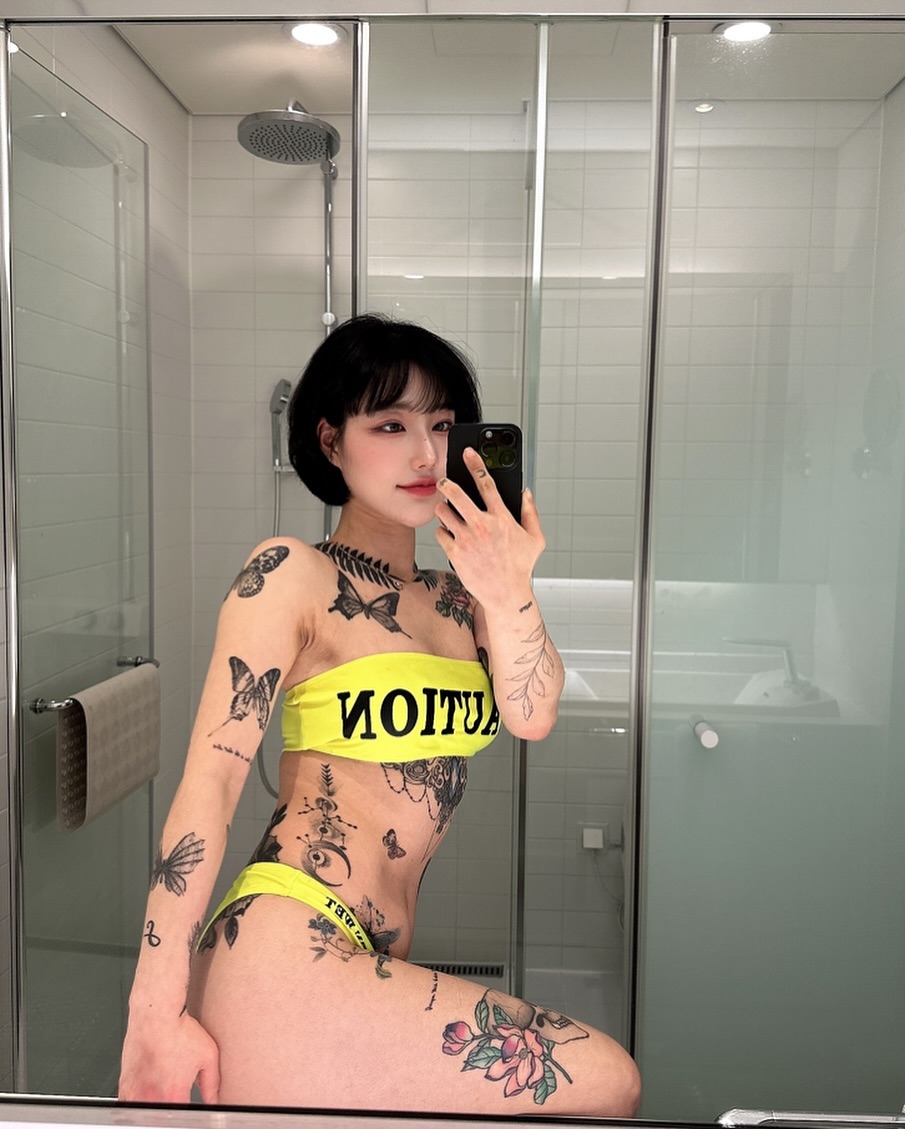물놀이 가기전까진 이뻤지 나름 ^^…

#호캉스 #올해마지막 #비키니 #beauty 
#selfie #selflove #life #lifestyle #like #파티 
#party #ootd #새해 #연말 #happy #tattoo #타투 #몸매 #다이어트 #관리 #뷰티 #makeup #운동하는여자 #숨쉬기운동 #hotel #followforfollowback