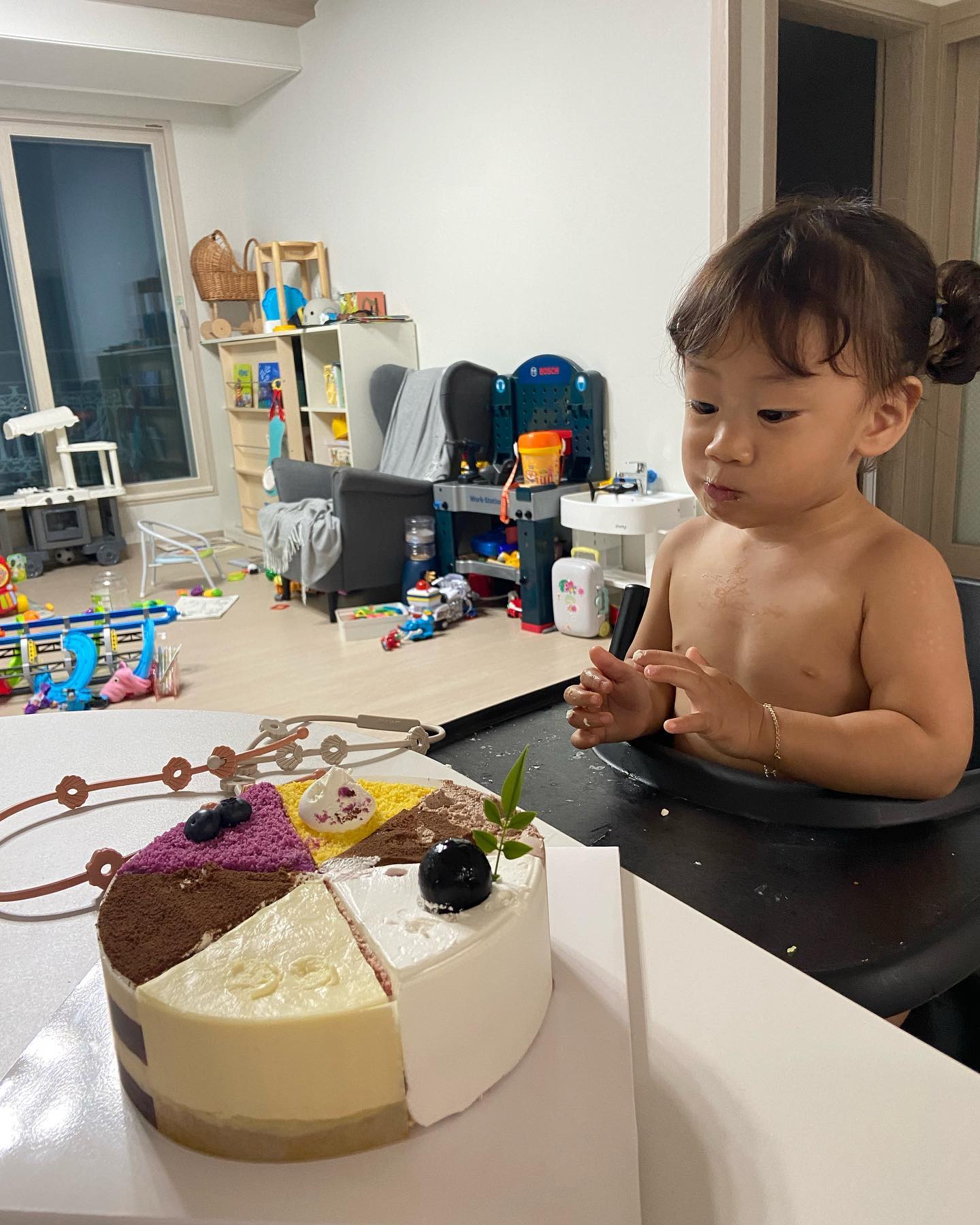 결혼하고 아이낳고나니 이런날도 오는구나 싶어요
아들한테 첫 생일축하도 받고..(비록 케익부시기가 다지만) 🥲 ㅋㅋㅋㅋ 게다가 생일이 명절 근처라 매년 파티하는 기분이긴해요 
원래도 생일이라하면 별 생각 없었는데 올해는 더 따듯한 느낌이네요 아이가 있어서 그런지...🥰
내년에는 넷이서 보낼수 있어서 생일이 더 따듯하겠죠?🫶🏻