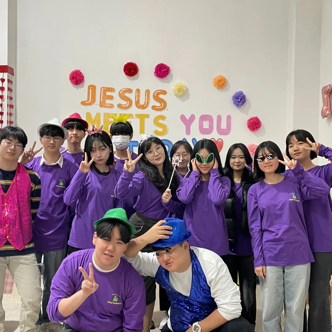 J♡M♡T
.
존맛탱 고등부 드림틴즈 친구초청잔치💟
Jesus meets you today♡
.
처음 와본 교회라도 신나게 찬양하고
열심히 말씀듣는 모습 너무 사랑스러워😘
.
고생하신 전도사님과 선생님들
우리 에레즈 모두 애정합니다🤎
우리의 섬김이 천국에서 해같이 빛나길🤗
.
#jmt#드림틴즈#보라돌이#에레즈💕