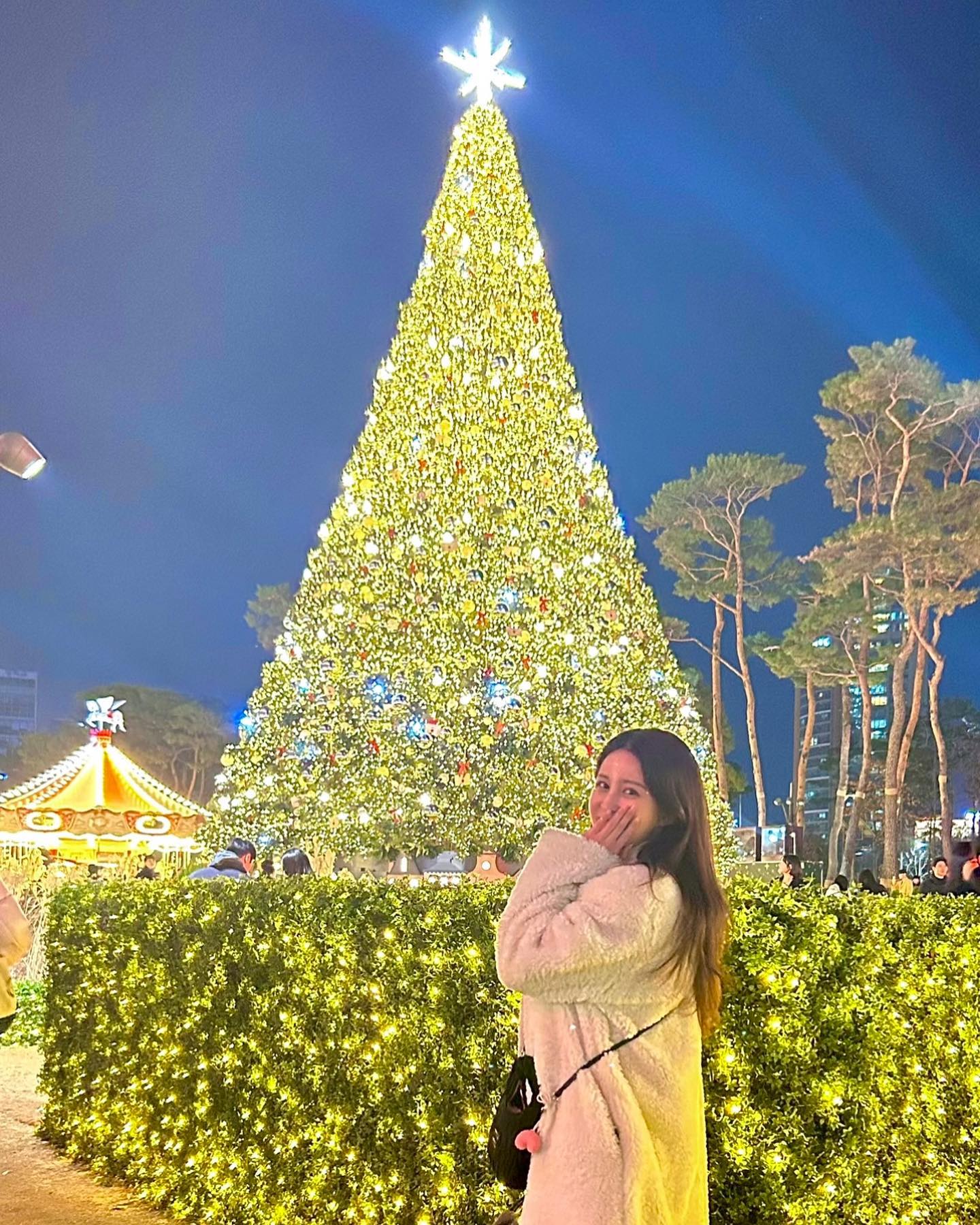 올해는 트리 안보겠지하는데 세상 트리 다보네🎄✨
예뿌다❤️🎀 언니랑 오랜만에 수다 ✨

#서울트리명소 
#잠실
#석촌호수
#잠실트리 
#롯데월드몰 
#잠실가볼만한곳