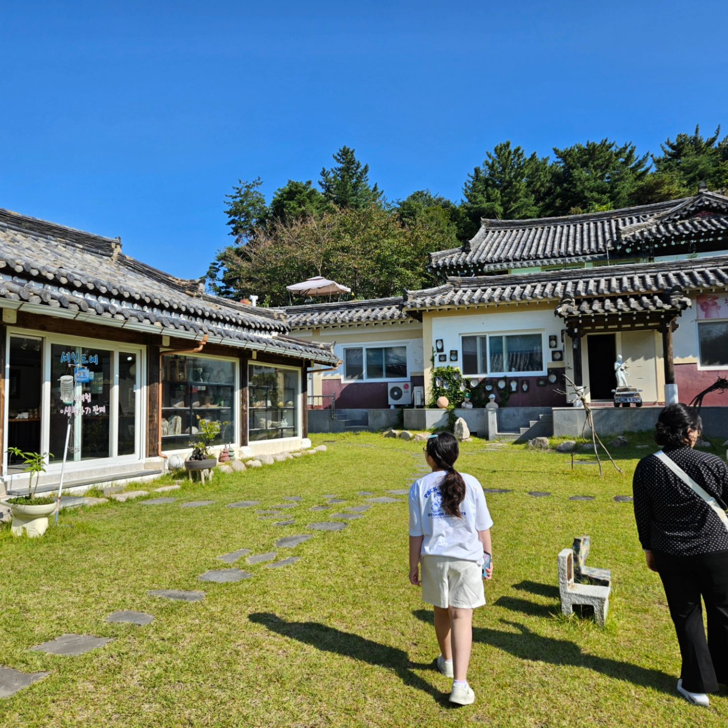 경주 서인도예연구소

도자기 만들기 체험 

찰흙으로 만들기 체험하여 흙과 친해지고 도자기 설명 
도자기 역사와 설명을 재밌게 해주셨다. 

도자기 만들기가 생각보다 아주 섬세한 작업 
손끝으로 만드는 정교한 도자기 
정현이는 그릇을 만들고 정우는 컵, 우엄마는 사케병,난 꽃병 
우리가 만든건 택배로~~언제올지 모름 ㅋㅋ

아주 알찬 체험이었다! 

#서인도예 #gyeongju #도자기체험공방 #도자기체험수업
#potteryexperience