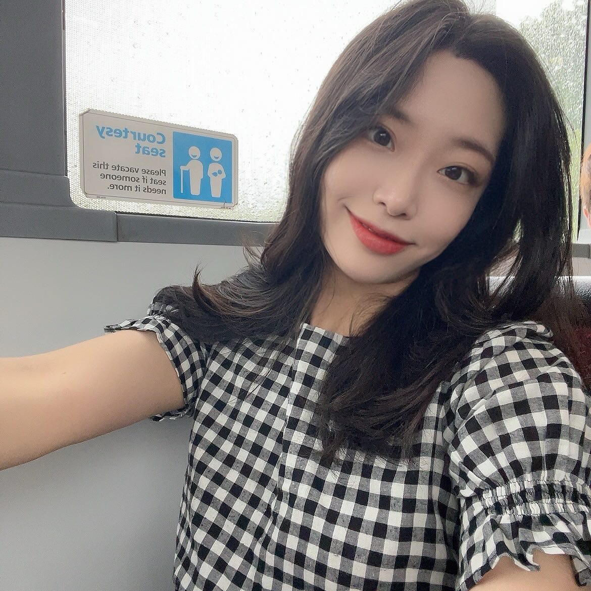 24년 새해 목표는 다이어트 😛
운동도 중요하지만 무엇을 먹을지가 더 중요한 것 같아요 
배고프면 올리브영 가서 건강한 과자 구경하는 것은 나의 새로운 취미 🫶🏻
간식을 좀 더 건강하게 단호박칩 고구마칩 등 맛있지만 건강한 과자를 먹는 습관을 만들기 위한 노력 시작🙈
가까운 거리는 걸어다니고 대중교통을 더 많이 이용하는 나만의 루틴을 만들어서 올해는 꼭 ! 다이어트 성공하고 싶어요 
응원 plz 

#셔터브리티 #새해루틴
#selflove #doityourself