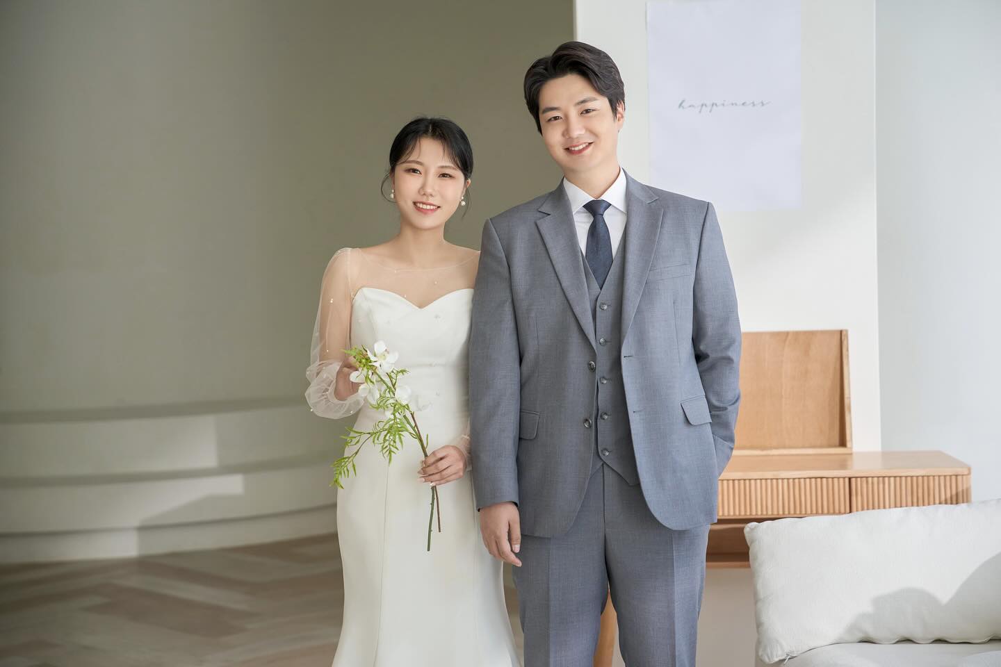 🤵🏻❤👰🏻‍
2024.11.09(토)
베네키아 서산 2층 그랜드볼룸 홀

두둥 여러분 저 드디어 시집가요!!!
11월09일 여휘수 안재윤 결혼합니다. 
연락을 꾸준히 못 드렸는데, 괜히 부담스러울까봐 누구에게 먼저, 어떻게 연락을 드려야 할지 고민 중입니다. 
너그러이 이해해 주시고 연락을 주신다면 감사하고 행복한 마음으로 소식을 전해드리겠습니다!

내 청첩장 받아주실 분?
P.S) 당장 내놔, 나 왜 안줌?, 약속 아직 안잡음?, 서운하다 청첩장내놔