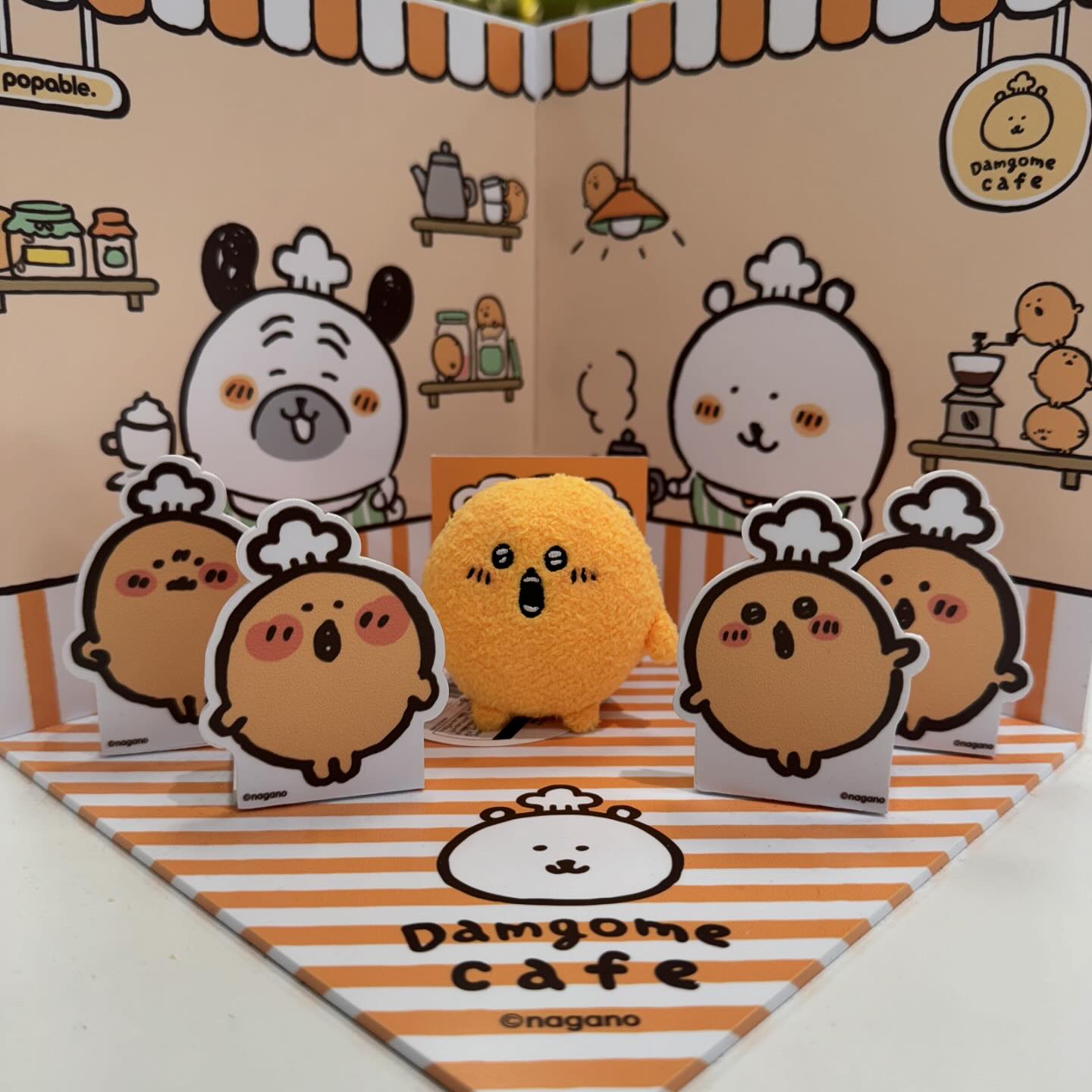 #담곰이카페
어제 오랜만에 연차쓰고 담곰데이하러 신촌가따옴
담곰카페 오픈런 + 밥먹고 홍대 넘어가서 담곰팝업

근데 담곰카페도 담곰팝업도 
살 거 별로 없다고 듣긴 했는데
진짜로 살 게 넘 없었음,, 쏘쌛🥲

내 최애는 고로케인데 고로케템 너무나 없더이다
와중에 막상 고로케 인형 없어서 혱니꺼 빌렸는데
뒤늦게 번장에서 사려니 저 표정만 없더이다..ㅠ

요즘 다이어트 한다고 얼레벌레 식단하다가
어제 잠시 놓았지만,,, 다시 이어가야죠 예
그래도 어제 많이걸었으니까 럭키비키 쌤쌤 아닐찌🥰✨

.
.
.
#일상 #일상스타그램 #99 #스물여섯 #봄만스물여섯 #친구 #우정스타그램 #덕질 #농담곰 #담곰이 #캐릭터카페 #팝업 #홍대팝업 #신촌팝업 #먹스타 #먹스타그램 #롤링파스타 #🍝 #설빙 #요거통통멜론 #멜론 #🍈 #🍧 #할랄가이즈 #halal #🍛 #😋 #SVT #ながのくま