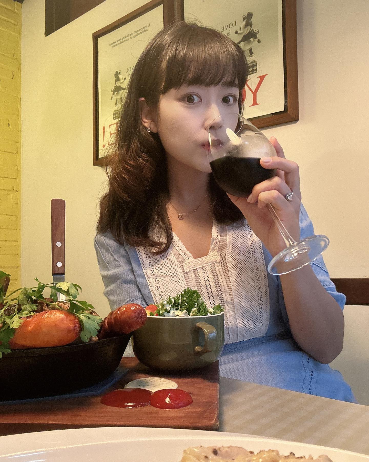 #광고 

여기 그냥 동유럽에 온거 같은 너낌이잖아요🥹
오랜만에 제대로 된 꼴레뇨 🐷💕진짜 맛도리 !!!
이전에 꼴레뇨에 꽂혀가지구
여기저기 찾아다녔었는데
이만큼 제대로 하는곳은 처음이에요🫢
분위기도 맛도 너무 좋고 와인까지 한잔하니 행복

#더옐로우#건대#커먼그라운드#건대맛집#커먼그라운드맛집#꼴레뇨#슈페츨레#치킨키이브#굴라쉬#서울데이트#건대데이트#데이트코스#와인바#스테이크맛집#건대스테이