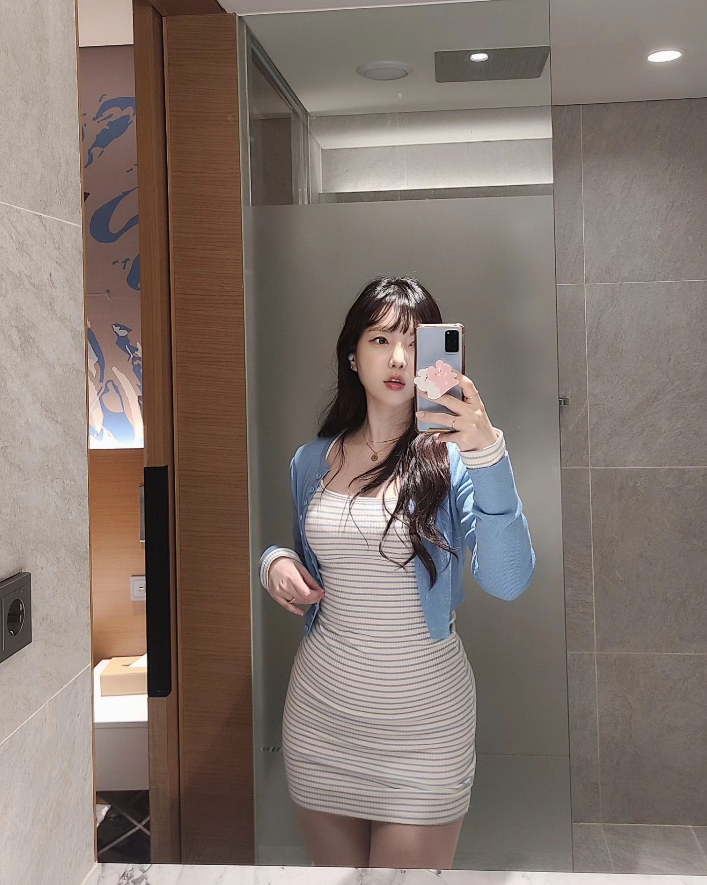 💙

#호캉스 #노보텔스위트용산 #용산
#드래곤시티 #거울샷 #몸매스타그램
#잔느 #골지원피스
