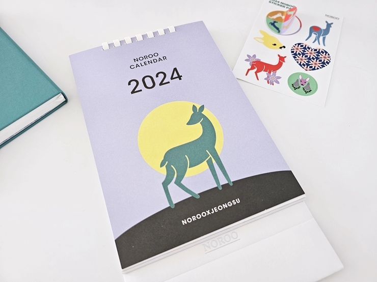 📍
노루페인트가 보내준 연말 선물 자랑 🦌

마음에 쏙 드는 캘린더랑 다이어리 만나서
1년 내내 기분이 좋을 예정~

올 한해가 좋은 일로 가득할 것만 같은 기분 🫠

2024년에도 행복으로 가득하세요 'ᴗ'ღ

Thanks to noroopaint

#2024캘린더 #2024다이어리
#2024달력 #정수작가
#노루페인트 #노루그룹