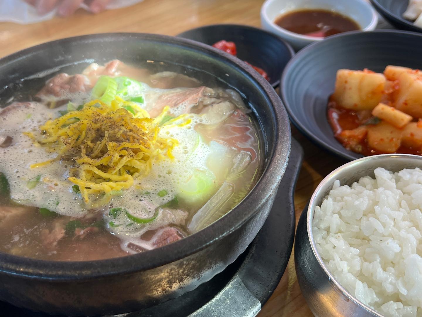 #아리랑밀면 너무 맛이뚀 ㅋㅋ
#곰탕 진국이야 증말 ㅋㄷ

#밀면맛집 이라해서 왔는데
#제주곰탕 더 맛있게 먹었네 ㅋㅋ

#곰탕밀키트 안나오는감 ㅜ
사 먹고 싶다 ㅋㅋ

#제주아리랑밀면 #아리랑밀면_점심 #서귀포맛집 #중문맛집 #아리랑 #밀면 #제주밀면 #제주곰탕