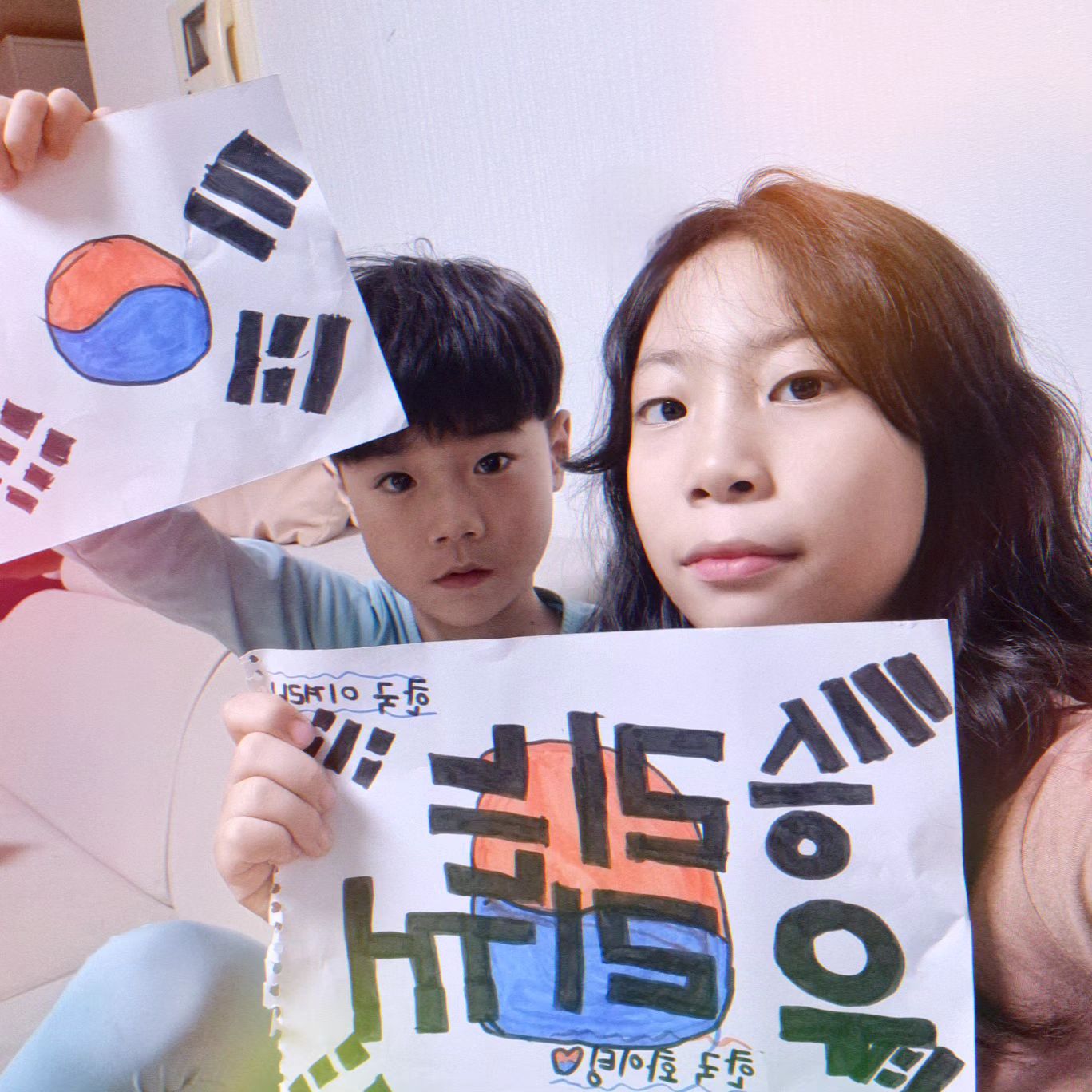 잘만들었네ㅋㅋㅋㅋㅋ🙄
안자고 뭐하냐
축구응원하고있어ㅋㅋㅋ

글씨도 저렇게 예쁘게좀 써줄래?
축구좋아하는 너희들

열심히 응원했나봐?
언제일어날래?ㅡㅡ🥱

#축구 
#축구응원⚽️ 
#축구응원하는남매