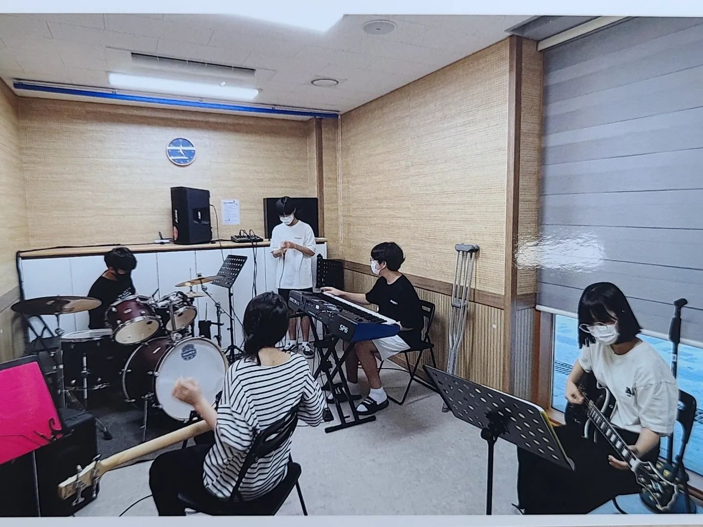 초등 방과후 기타부 친구들로 구성된 밴드 동아리.09즈.

비록 시작은 엄마들의 권유가 있었지만
너희들의 의지가 없었다면 09즈는 없었을꺼라 생각해 

뒤늦게 동아리를 시작하며 우여곡절도 있었는데 책임감을 가지고 밴드를 이끌어 가는 모습이 보기 좋더라

첫 공연 '시작'으로 시작된 09즈.

점점 발전하는 밴드가 되길바래 ♡
계속 좋은 연주 들려줬으면 좋겠다

엄마는 너희의 1호팬♡
#사랑해요 #09즈
#멋있어요 #09즈

#일곡청소년문화의집
#청소년동아리
#연말파티
#당근센터 #2022년
#09즈 #첫공연
#드럼 #하율
#기타 #소윤
#일렉 #시후
#베이스 #시하
#키보드 #지후
#멋지다 #멋져
#엄마는 #1호팬
#❤️🧡💛💚💙💜
#올해도 #수고했어
#일상스타스램 
#기록스타그램