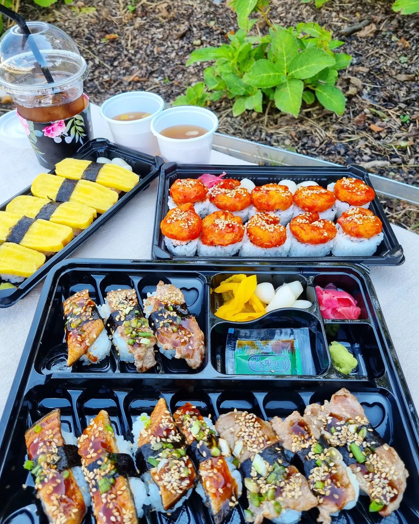 친구들이랑 맛있는 도시락
먹으러 피크닉 왔어요^^

💛🧡🩵💙🤎💚❤️🩶
최고급 식재료로
정성스럽게
만든 수제도시락 맛집
#롤러코스터

간단한 한끼 식사로도
좋지만 야외 나들이나 모임때 간편하게 포장해서
맛있게 먹을 수 있어요
#수완지구도시락 
#수완지구초밥 
#광주수제도시락 
#광주 단체도시락 

취향대로 포장해서
맛있게 먹고
기분전환까지^^
#광주도시락카페 
#롤스시도시락
#조공도시락
#맞춤도시락
#하객도시락
#간식도시락
#다과도시락
#광주과일도시락
 맛있게 잘 먹었습니다

➡️ 광주 광산구
풍영로101번안길 19-3

➡️ 월~토 오전9-오후3시
매일 일요일 휴무
(단체 주문만 가능)

➡️ T.0507-1338-5630